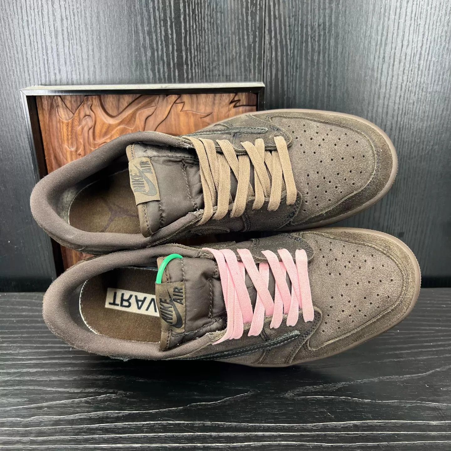 Travis Scott Travis Scott x AJ1 Low Velvet Barbed Hook 42 Size US 9 / EU 42 - 3 Thumbnail