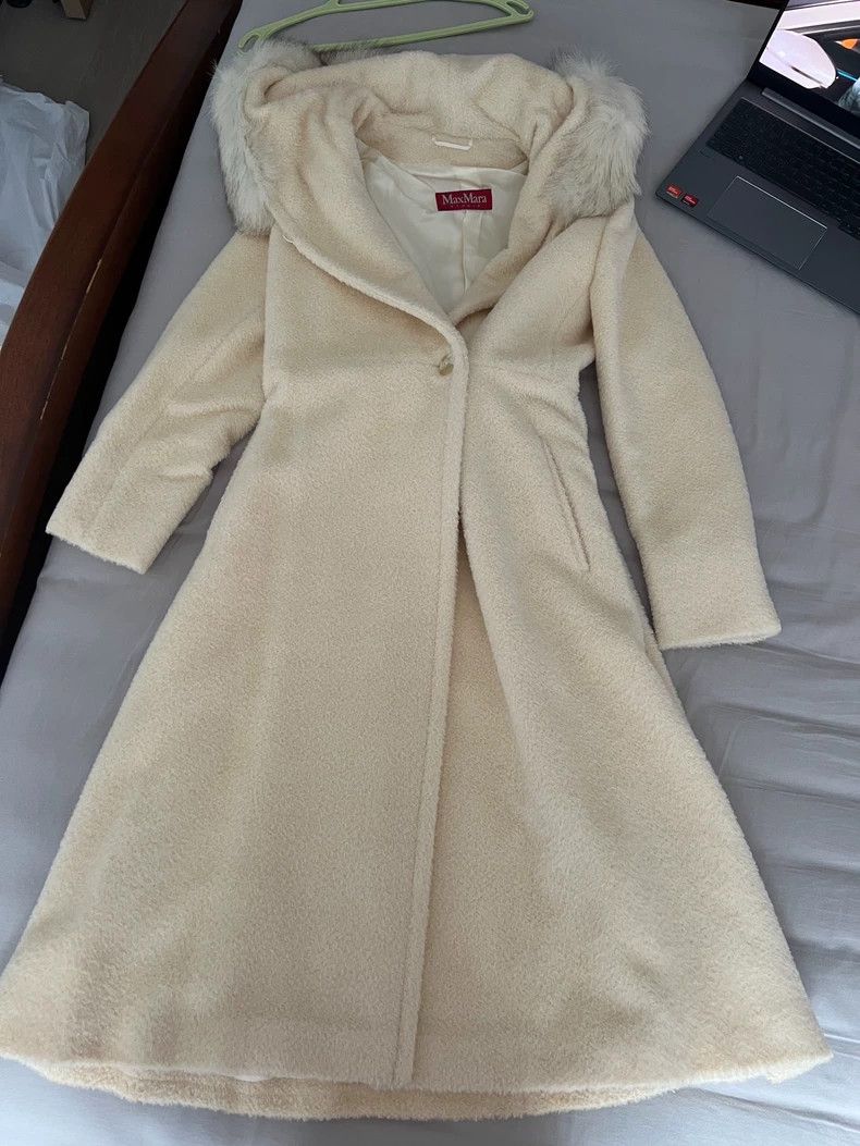 Max Mara Max Mara Long beige coat Size L / US 10 / IT 46 - 1 Thumbnail