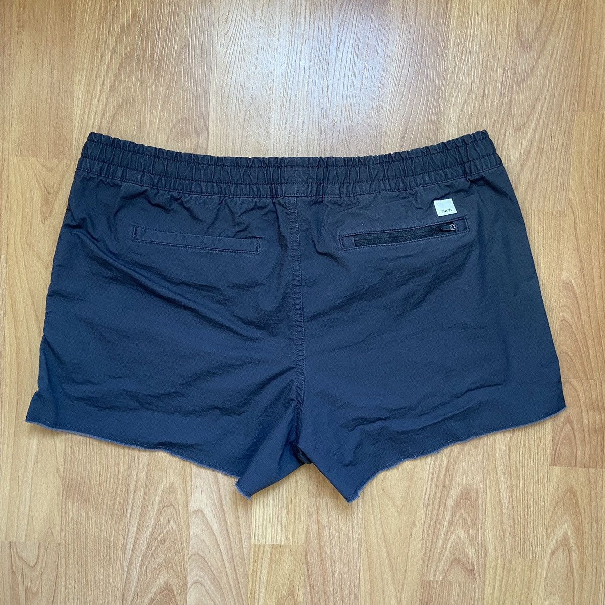 Vuori Vuori Women’s Logo Patch Shorts Size Large Size 30" / US 8 / IT 44 - 2 Thumbnail