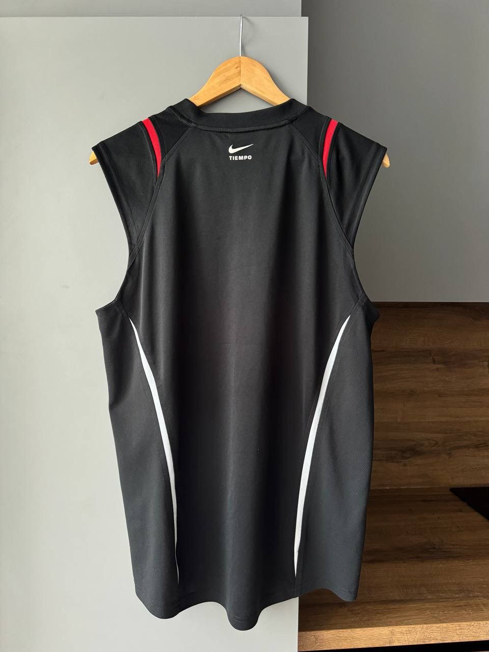 Nike Vintage Nike Tank Top Sleeveless Centre Swoosh Baggy 90s Size US L / EU 52-54 / 3 - 6 Thumbnail