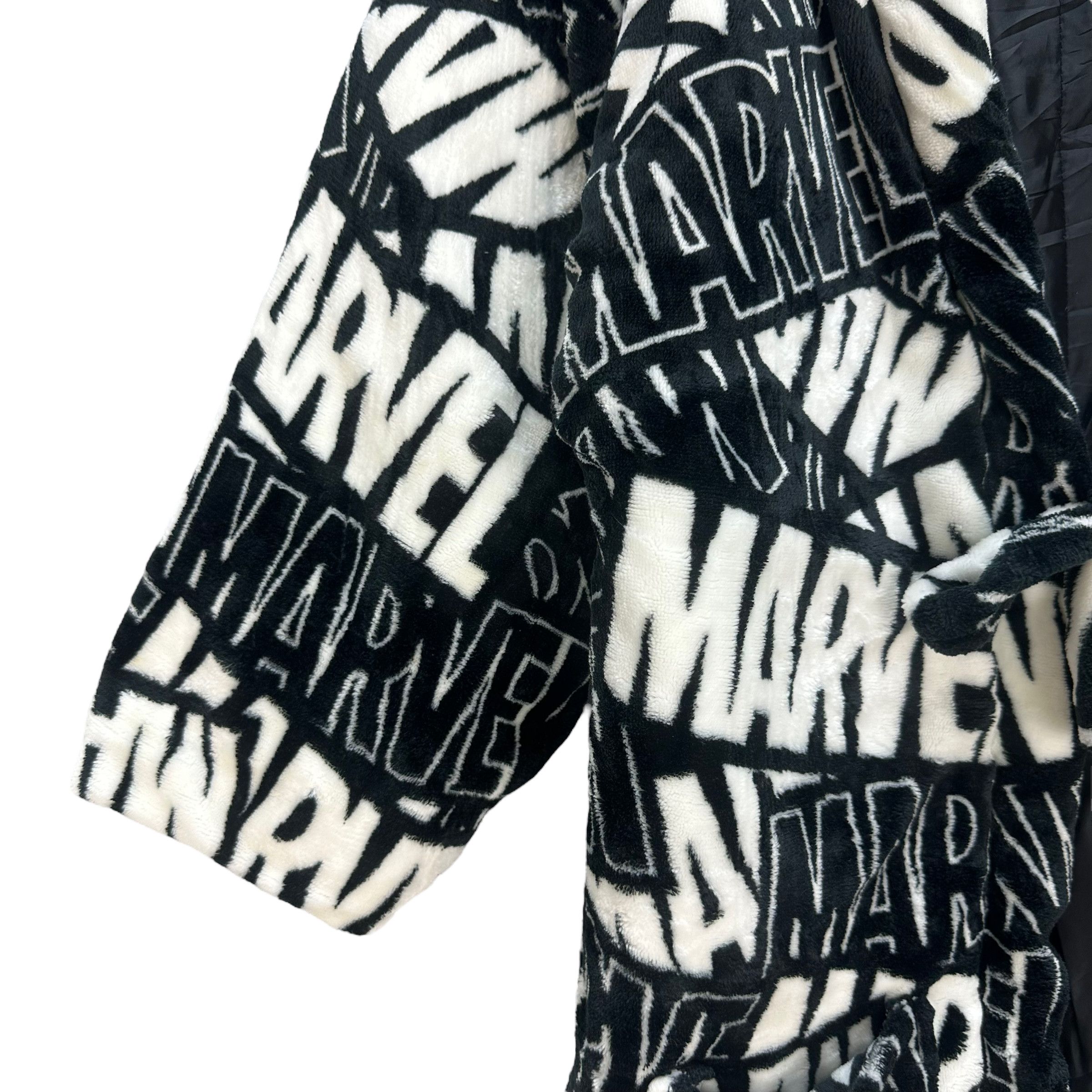 Marvel Comics MARVEL FULLPRINT FLEECE KIMONO #7872-186 Size US M / EU 48-50 / 2 - 4 Thumbnail