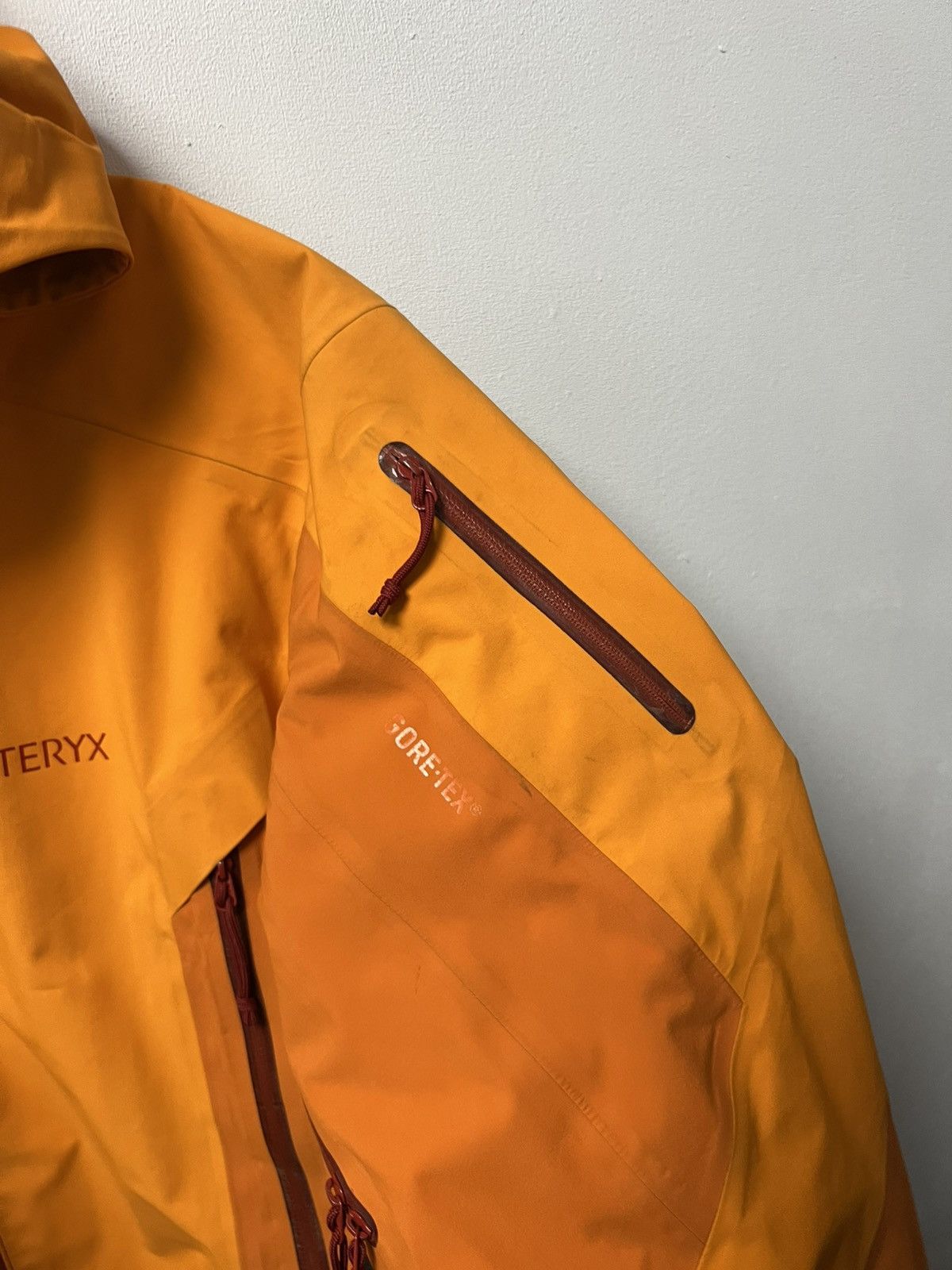 Arc'teryx Men's Arcteryx Beta Gore-Tex Jacket Size L Size US L / EU 52-54 / 3 - 8 Thumbnail