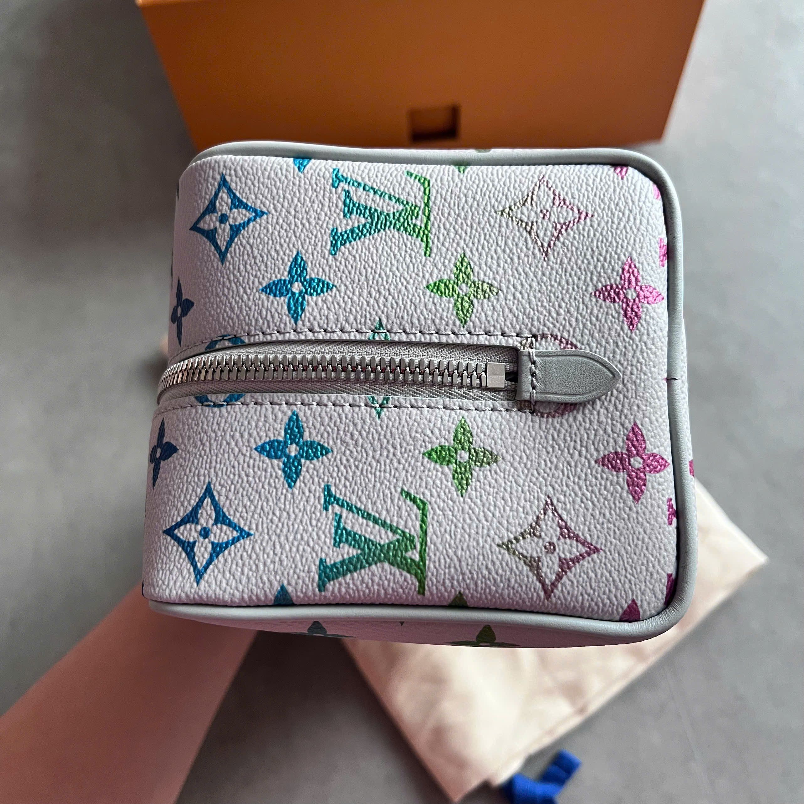 Louis Vuitton LOUIS VUITTON M14034 LOCKER DOPP KIT Size ONE SIZE - 6 Thumbnail