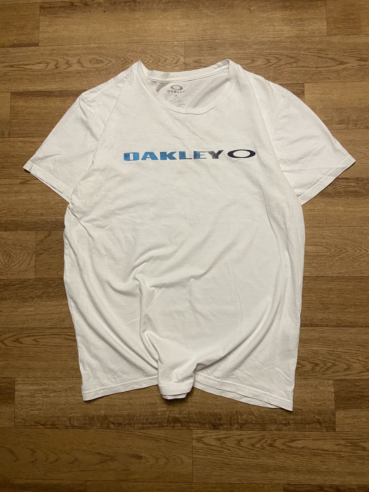 Japanese Brand Oakley Vintage T-Shirt Centre Logo Big Logo Boxy 00S Japan Size US XL / EU 56 / 4 - 1 Thumbnail