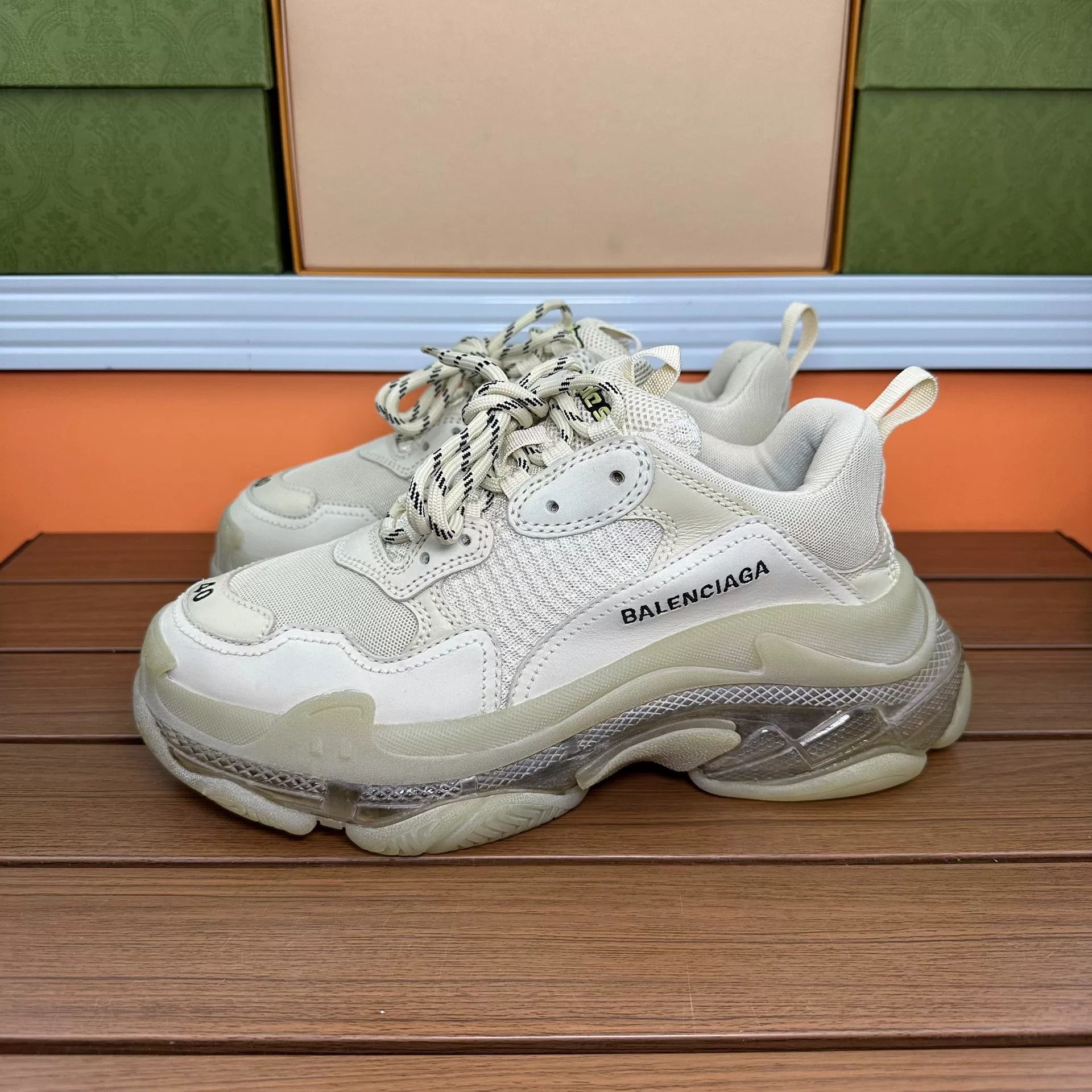 Balenciaga Balenciaga White Lowtop Sneakers 7 Men Size US 7 / EU 40 - 1 Thumbnail