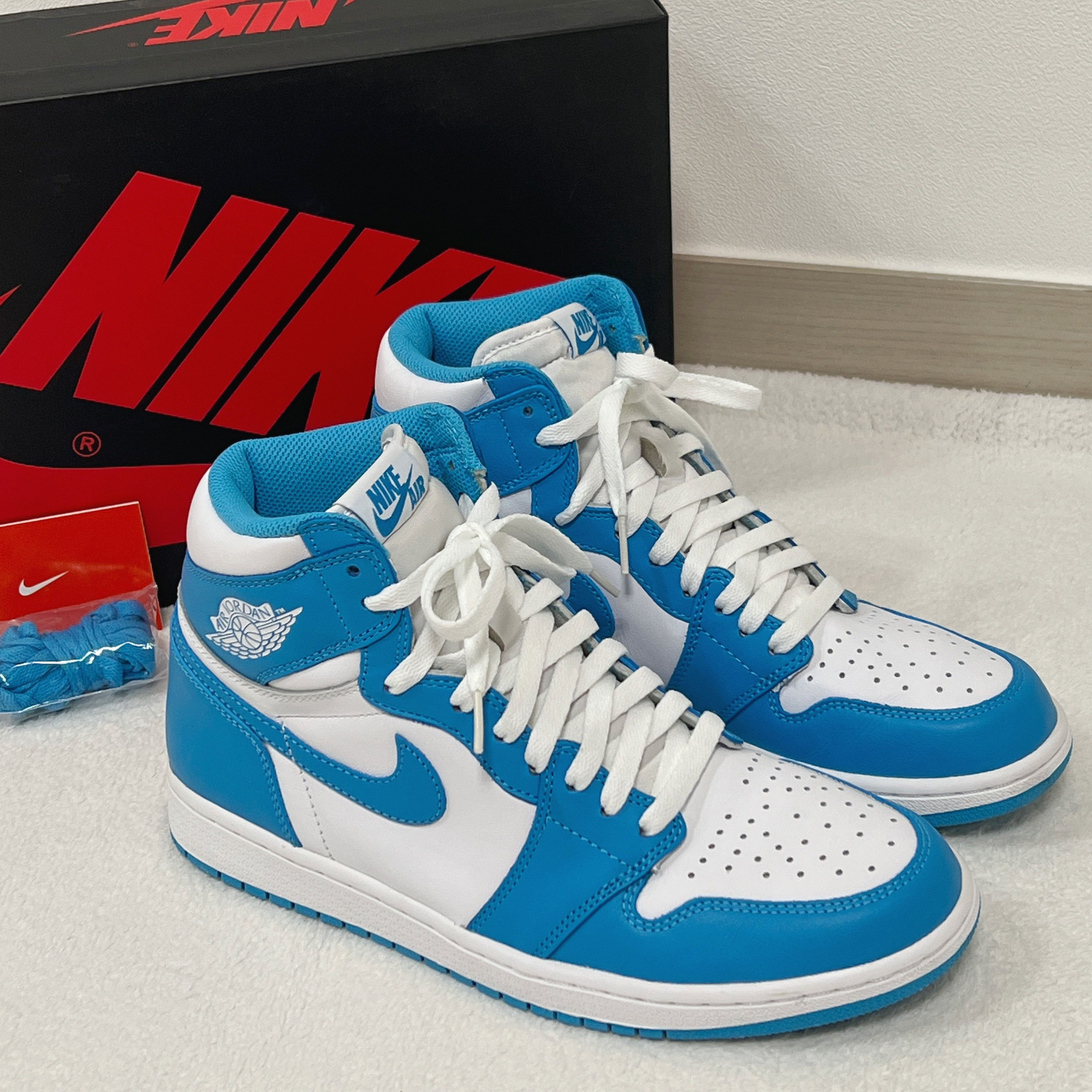 Nike Nike Air Jordan1 Retro High OG UNC (555088-117) Size US 9.5 / EU 42-43 - 2 Thumbnail