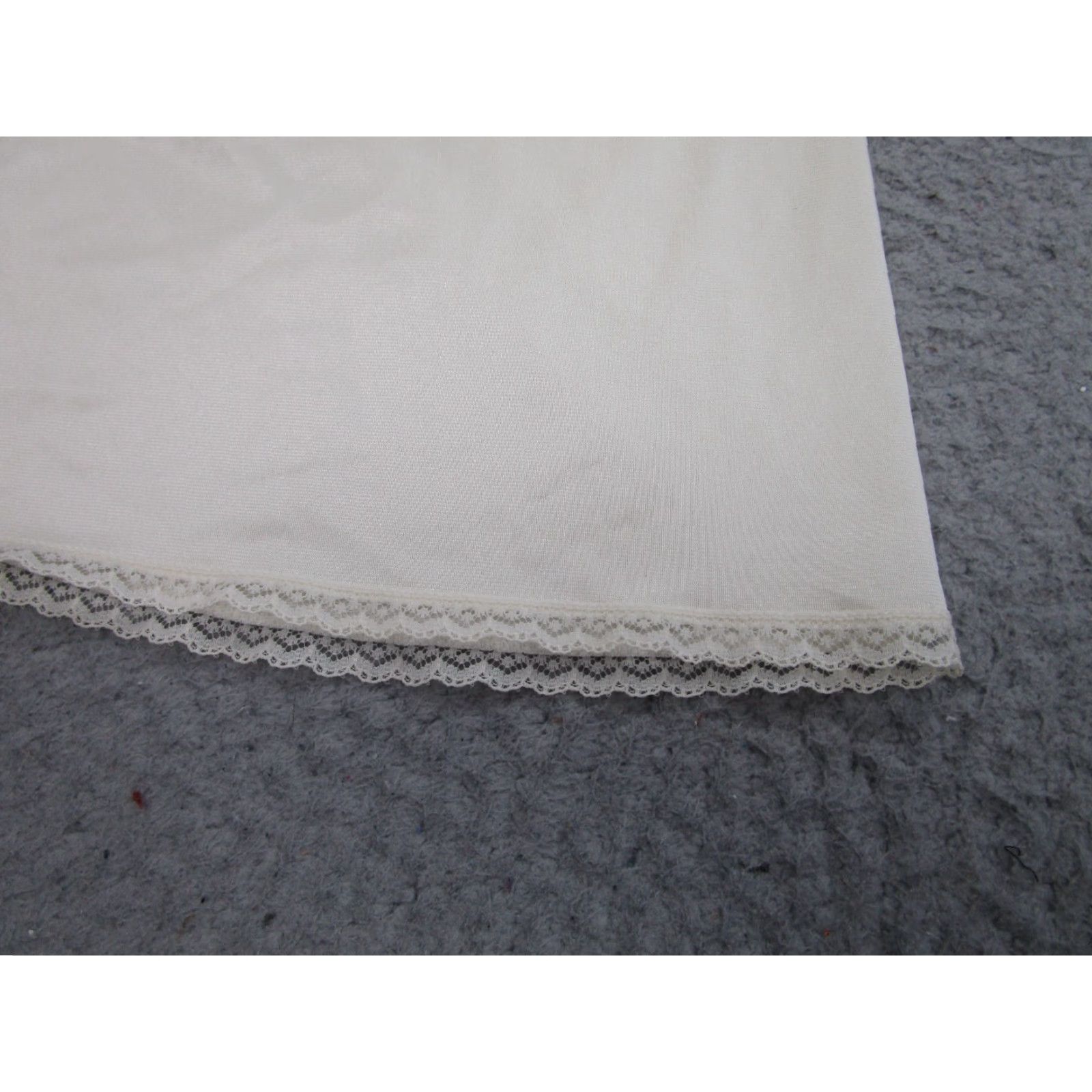 Vintage VINTAGE Vanity Fair Slip Womens M Ivory Lace 80s 90s Sexy Glamorous Classic Elegant Size 32" / US 10 / IT 46 - 2 Thumbnail