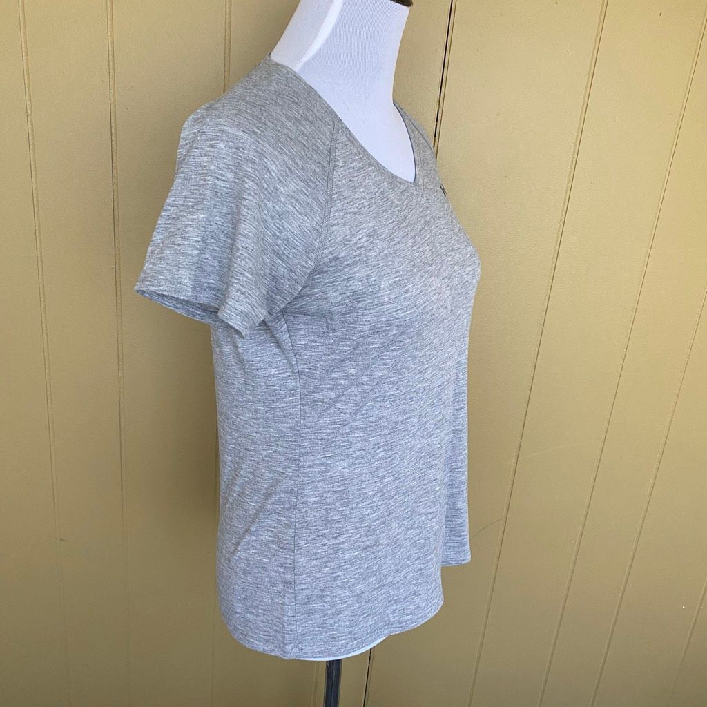 Under Armour Under Armour women M semi fitted heat gear v-neck short slee Size M / US 6-8 / IT 42-44 - 3 Thumbnail