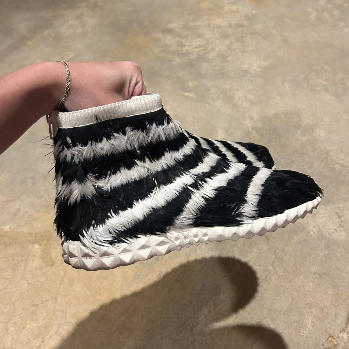 Designer × Valentino Valentino Garavani Feather Embellished Sneakers US 7.5 Size US 7.5 / EU 40-41 - 8 Thumbnail