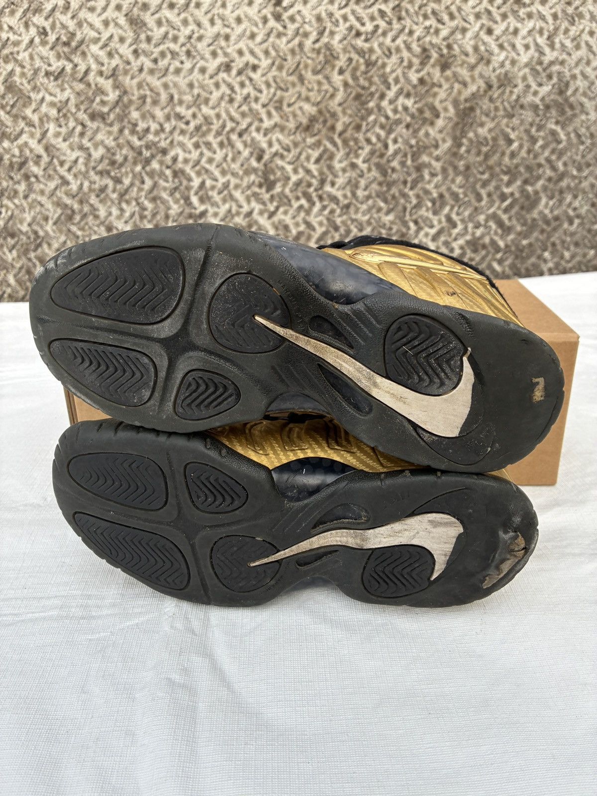 Nike Nike Air Foamposite Pro 'Metallic Gold" 2017 4y 844792-701 Size US 5 / EU 37 - 6 Thumbnail