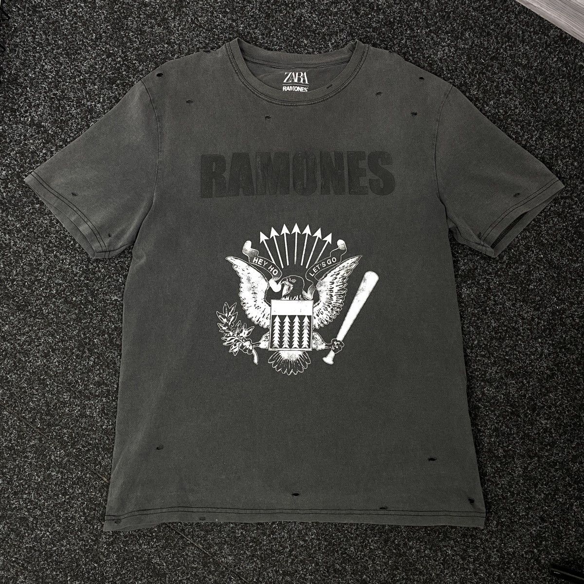 Band Tees RAMONES VINTAGE DISTRESSED T-SHIRT Y2K Size US M / EU 48-50 / 2 - 2 Thumbnail