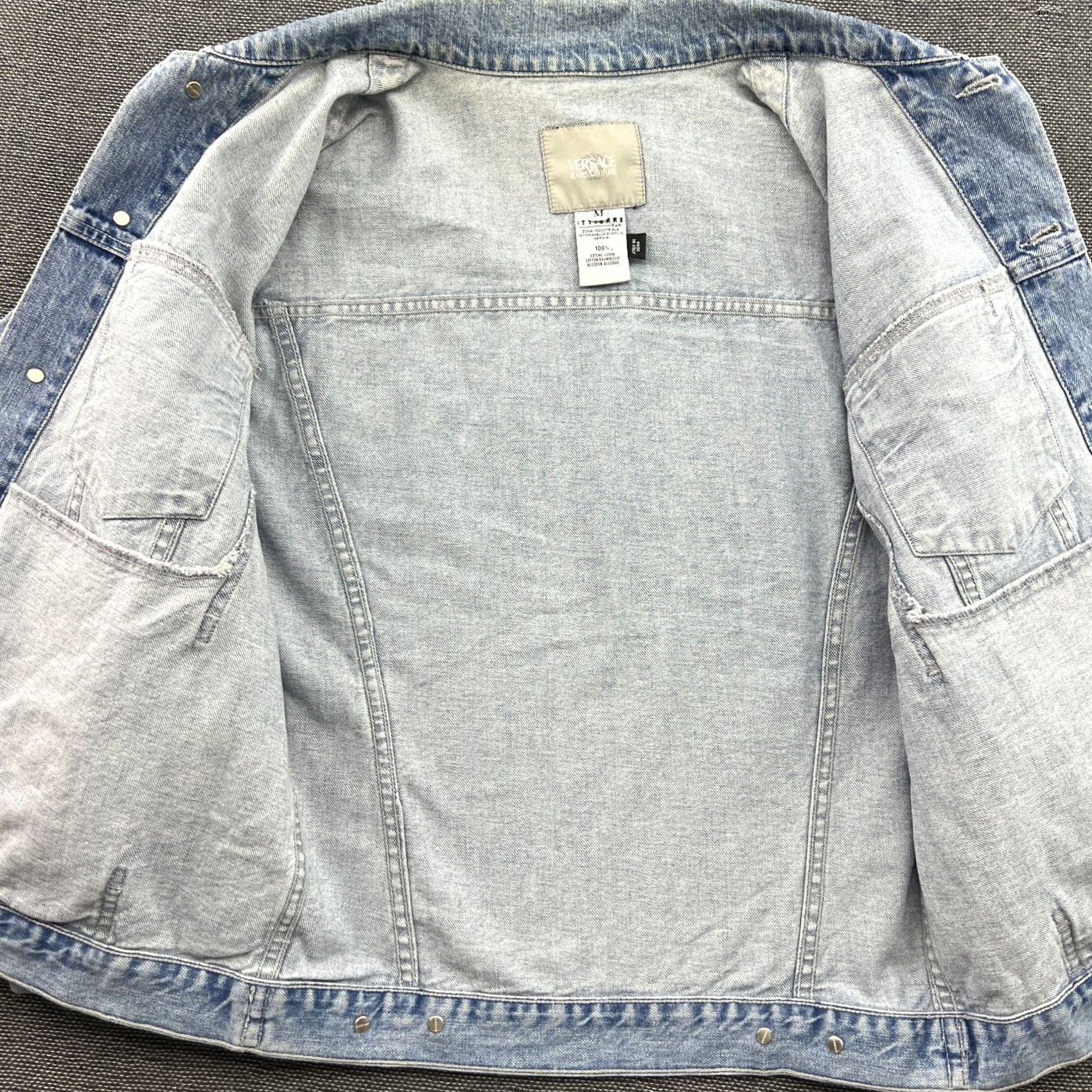 Versace Jeans Couture VINTAGE Versace Jeans Couture Womens Denim Jacket Medium Medusa Buttons Blue Jacket Womens Medium Blue Versace Jeans Couture Denim Jacket Size 32" / US 10 / IT 46 - 6 Thumbnail