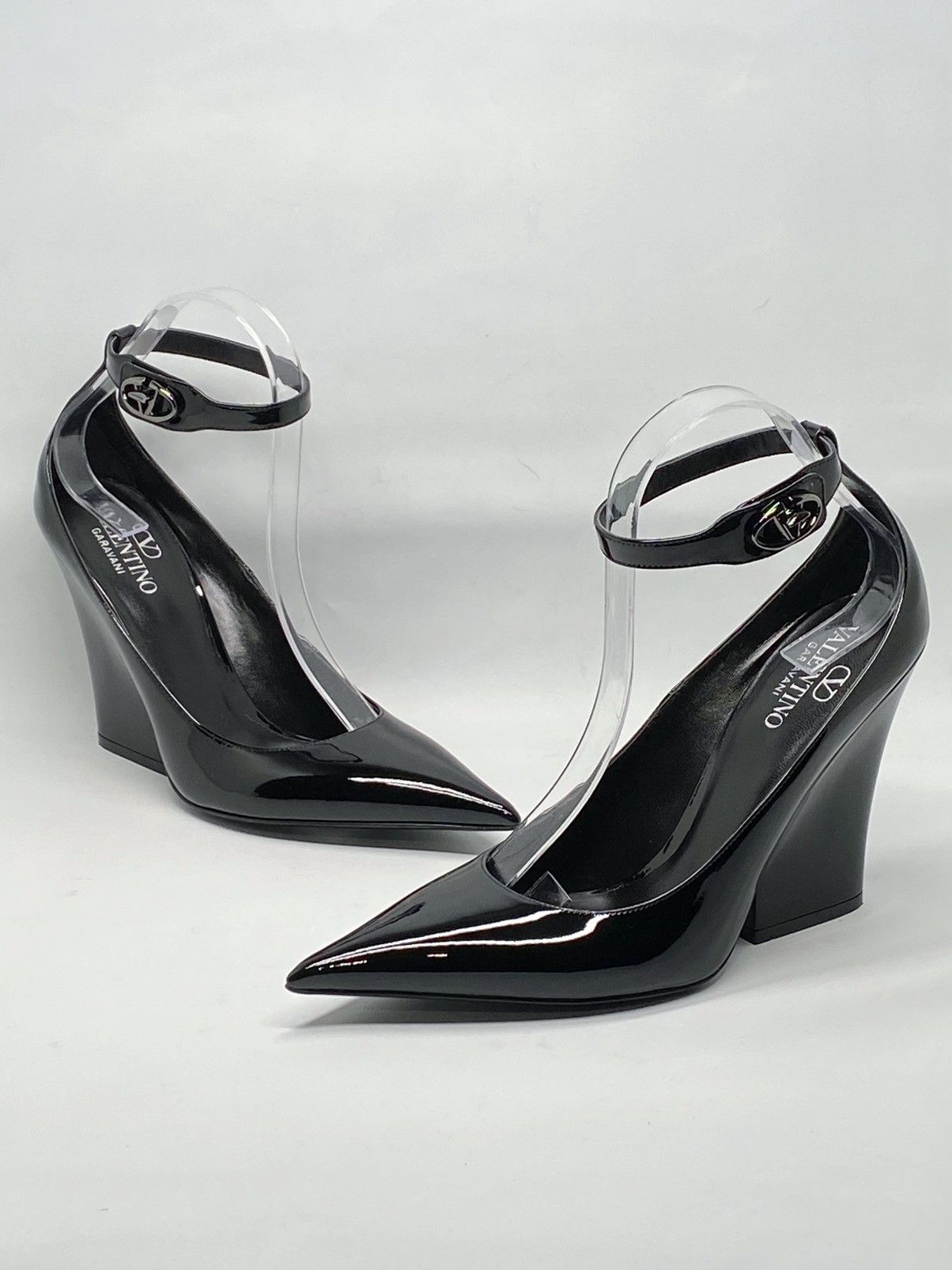 Valentino Valentino Garavani V Logo 105 Lockette Wedge Pump size 39 Size US 9 / IT 39 - 6 Thumbnail
