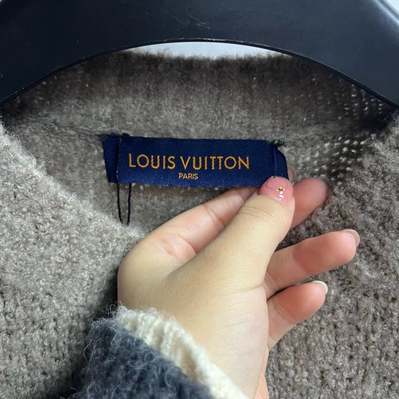 Louis Vuitton Louis Vuitton 24 light brown monogrammed crewneck long-slee Size US L / EU 52-54 / 3 - 2 Thumbnail