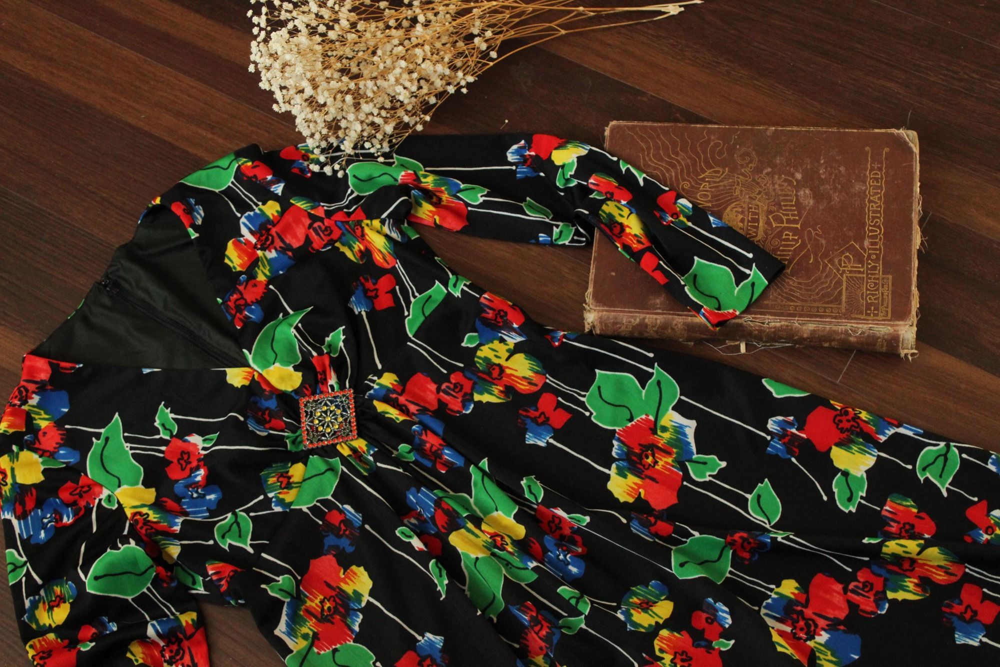 Vintage Vintage 1960s Dress, Black Floral Print with Brooch Maxidre Size M / US 6-8 / IT 42-44 - 9 Thumbnail