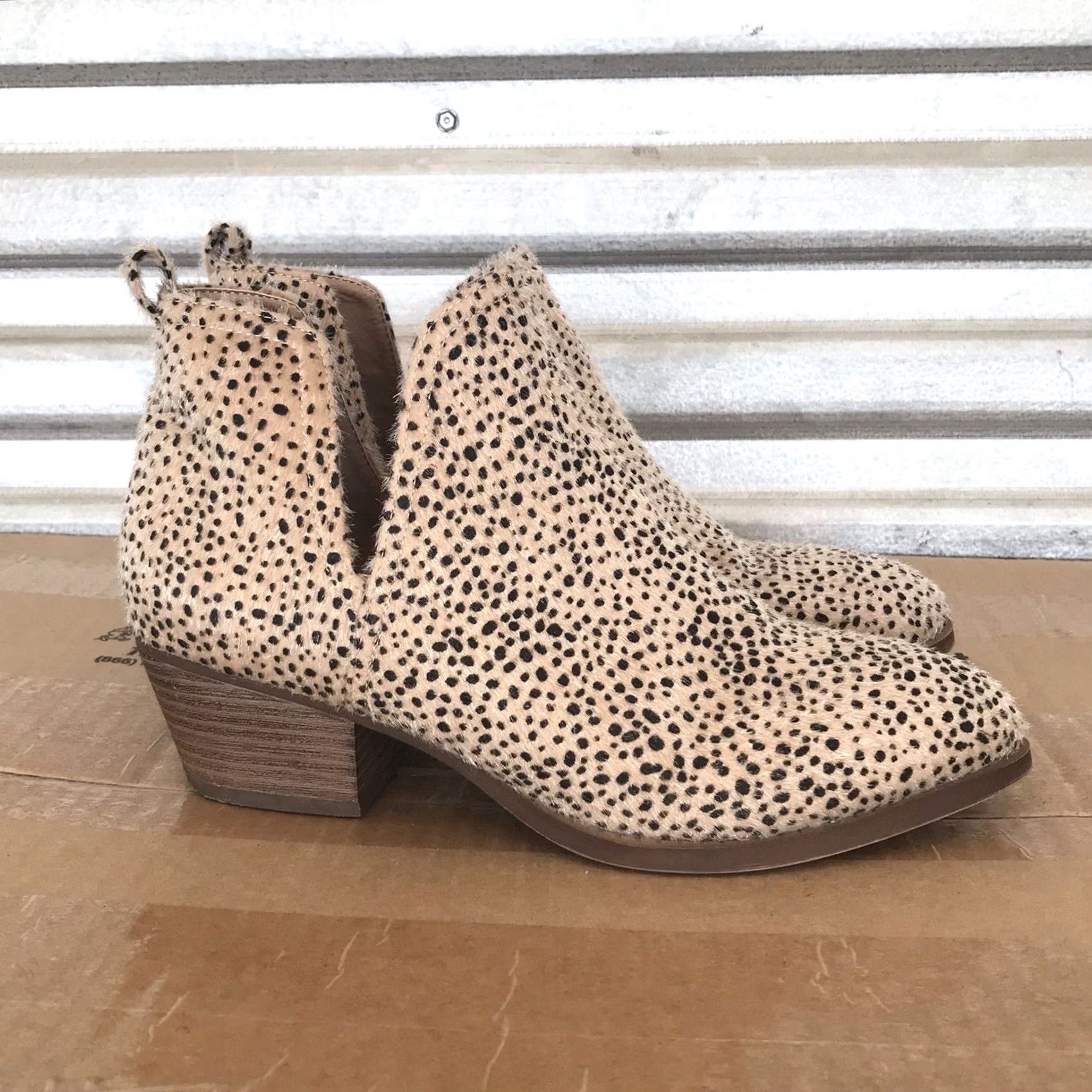 Vintage VINTAGE?CL by Laundry Women Tan Faux Hide Leather Cheetah Print Slip-On Ankle Boots 8 Size US 8 / IT 38 - 2 Thumbnail