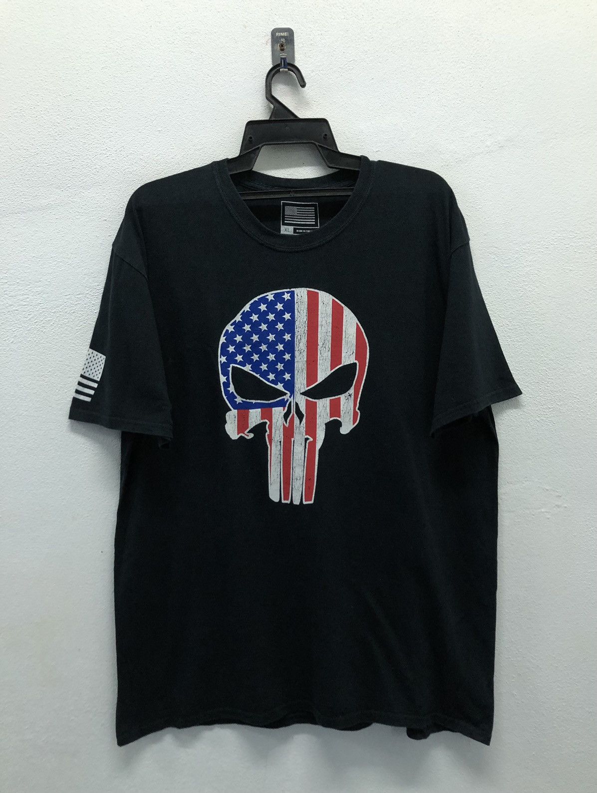 Vintage Vintage Punisher Skull American Flag Made In The Usa T-Shirt Size US XL / EU 56 / 4 - 1 Thumbnail