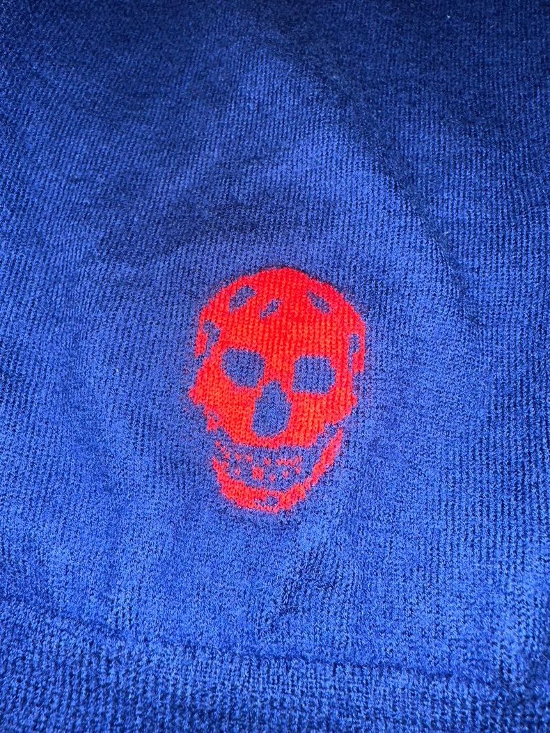 Alexander McQueen Alexander McQUEEN Blue men's cardigan, made of cashmere Size US S / EU 44-46 / 1 - 5 Thumbnail