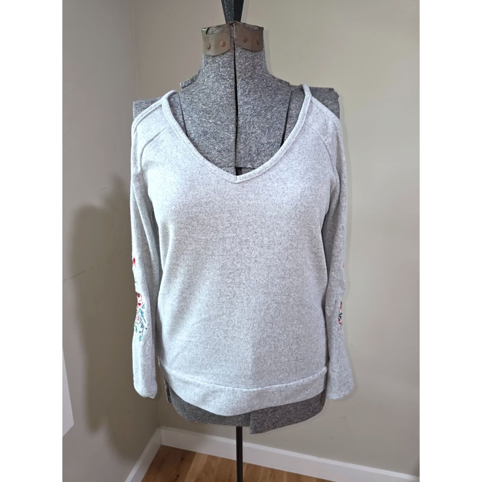 Vintage Rue21 Pullover Sweater Top Women's M Gray Flower Embroidered V-Neck Cold Shoulder Knit Polyester Sweater Ladies M Gray Floral 90s Size M / US 6-8 / IT 42-44 - 2 Thumbnail