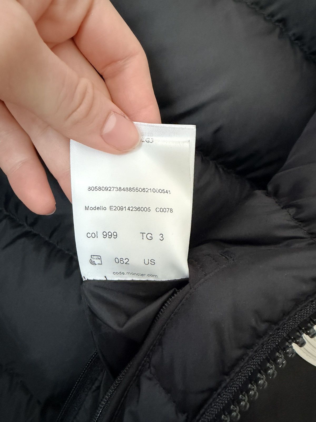 Moncler Moncler Charnier Down Parka Jacket Black Logo Arm Size L Size US L / EU 52-54 / 3 - 14 Thumbnail