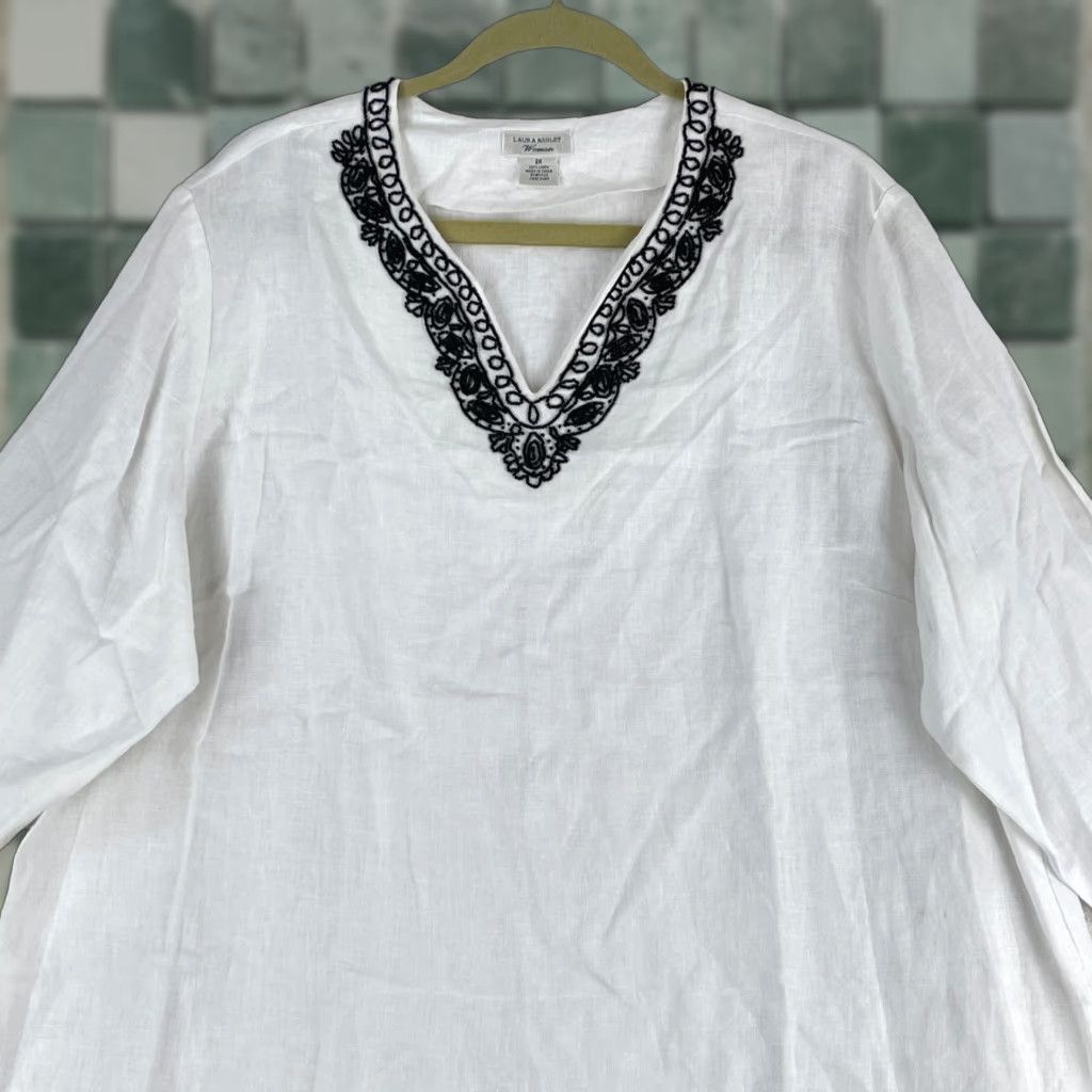 Laura Ashley Laura Ashley Womens 2X White Embroidered Linen V-Neck Shirt Size XXL / US 16-18 / IT 52-54 - 1 Thumbnail