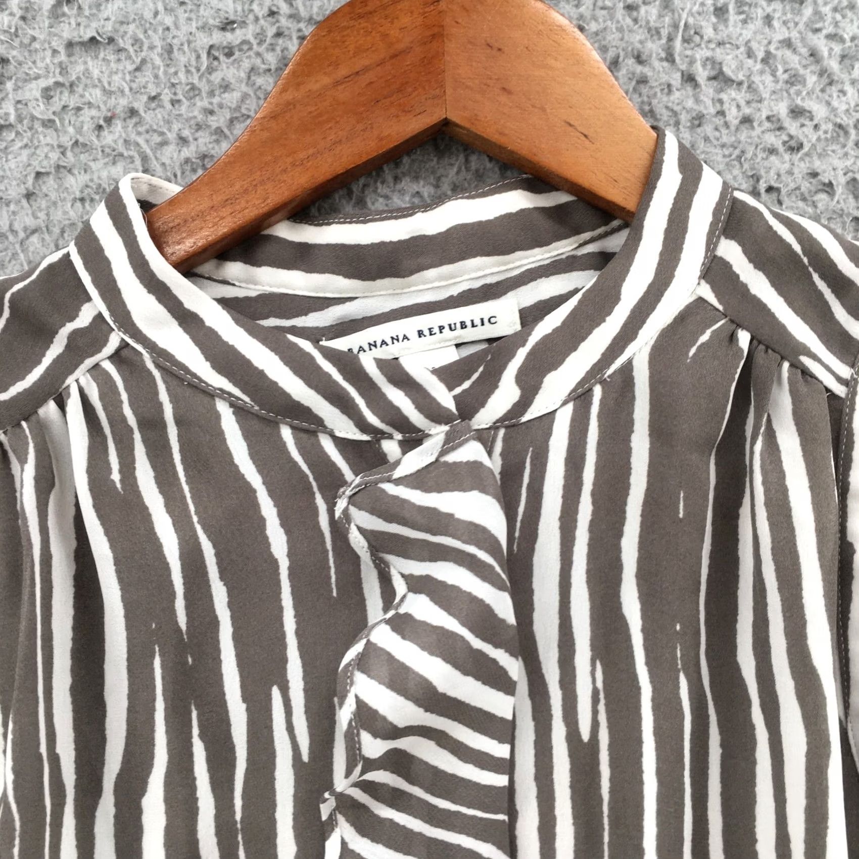 Banana Republic Banana Republic Henley Blouse Womens 4 Gray Sleeveless Ruffle Stripe Casual Shirt Size S / US 4 / IT 40 - 3 Thumbnail
