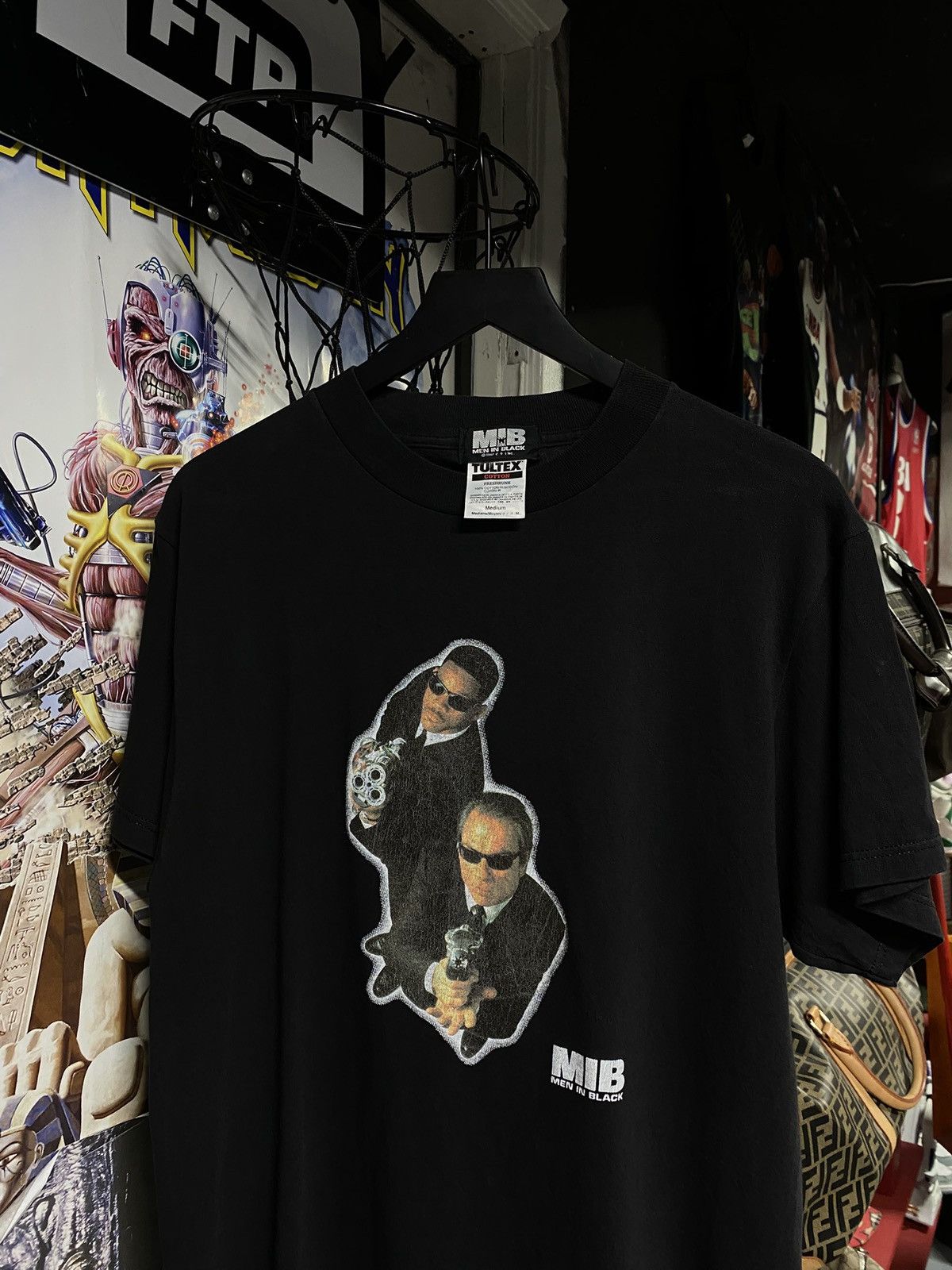 Vintage Vintage 1997 Men in Black Movie T-Shirt Rare Size Medium Size US M / EU 48-50 / 2 - 5 Thumbnail