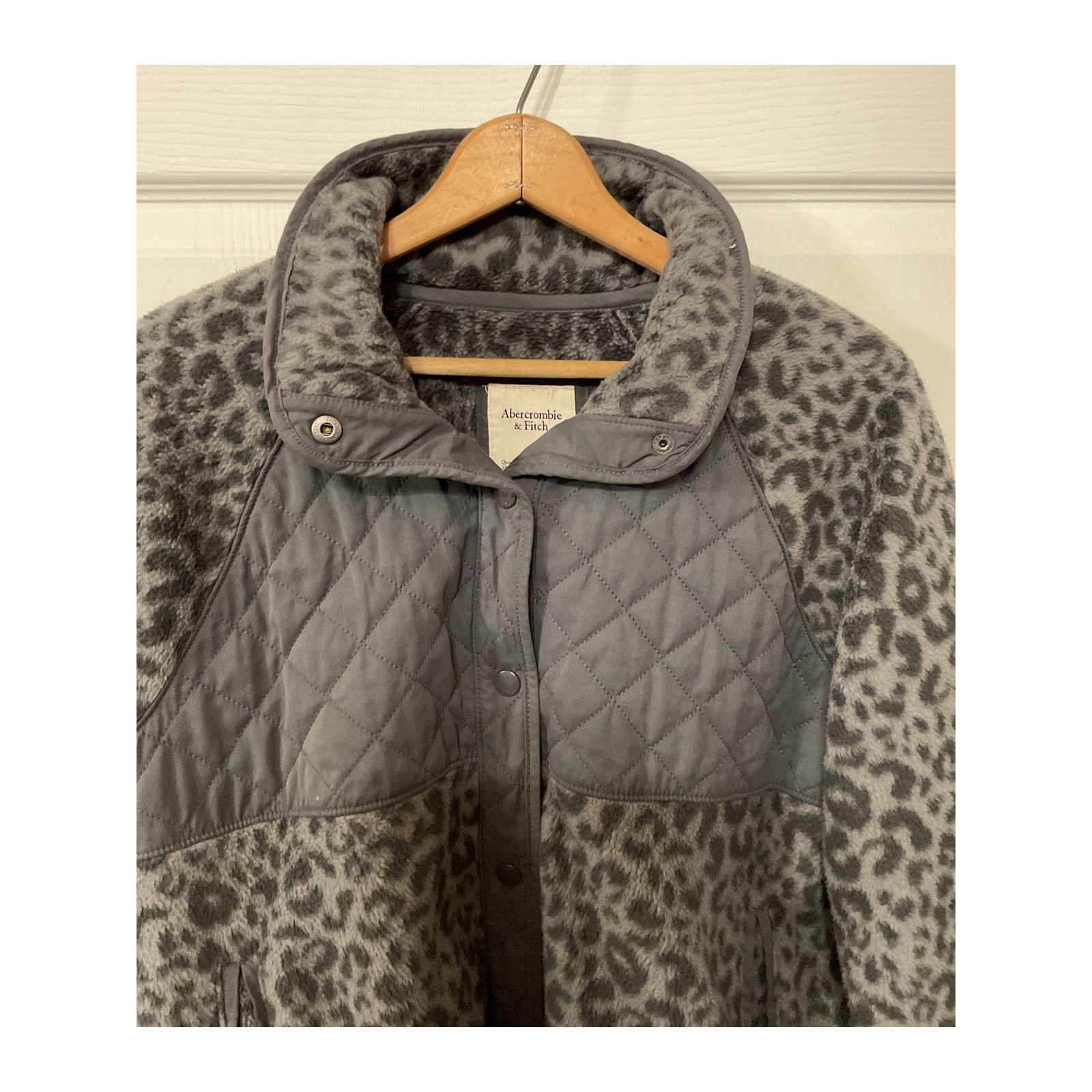 Abercrombie & Fitch Abercrombie&Fitch Gray Quilted Leopard Snap Button Fleece, M Size M / US 6-8 / IT 42-44 - 4 Thumbnail