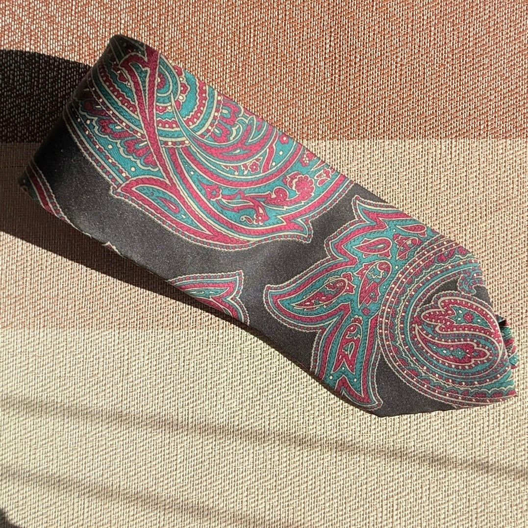 Mario Valentino Mario Valentino Italian silk tie. paisley swirls Made in USA Size ONE SIZE - 1 Thumbnail