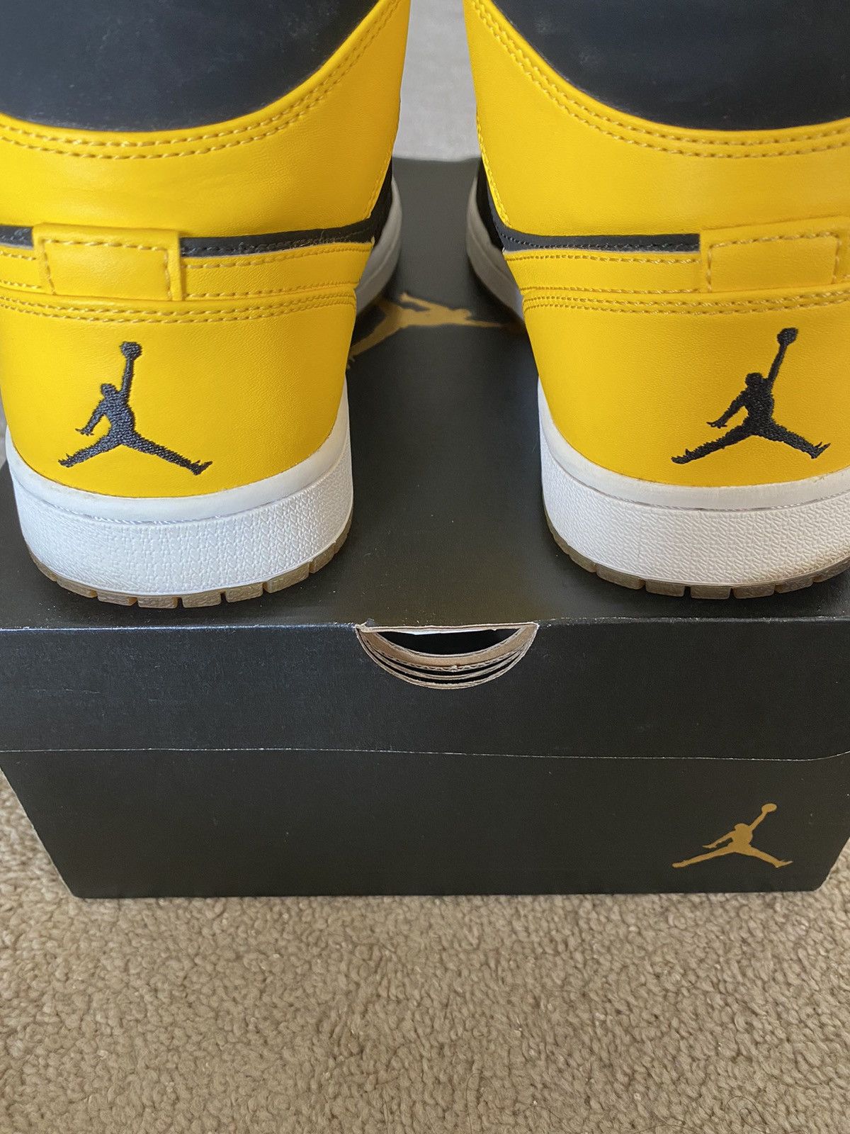 Jordan Brand Jordan 1 Retro Mid New Love 2017 Size 10 Size US 10 / EU 43 - 7 Thumbnail