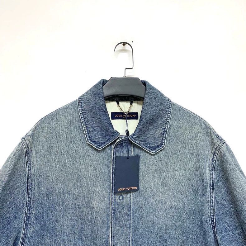 Louis Vuitton Louis Vuitton Washed blue embossed denim short sleeve shir Size US L / EU 52-54 / 3 - 3 Thumbnail