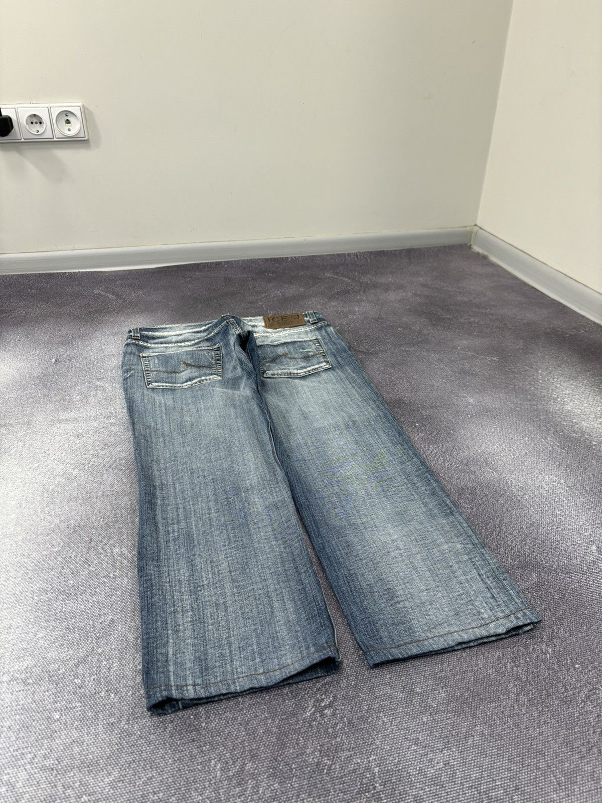 Iceberg Vintage Iceberg Women’s Faded Blue Denim Cropped Jeans Size 30" / US 8 / IT 44 - 9 Thumbnail