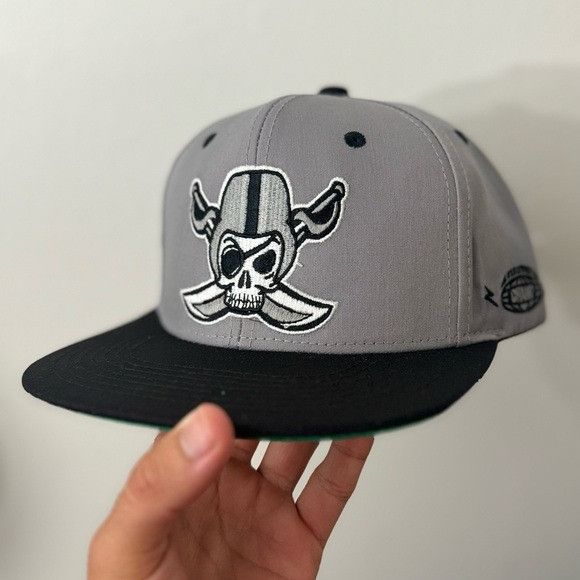 Designer NEW RAIDERS NFL PIRATE SKULL STYLE FLAT BILL SNAPBACK HAT Size ONE SIZE - 5 Thumbnail