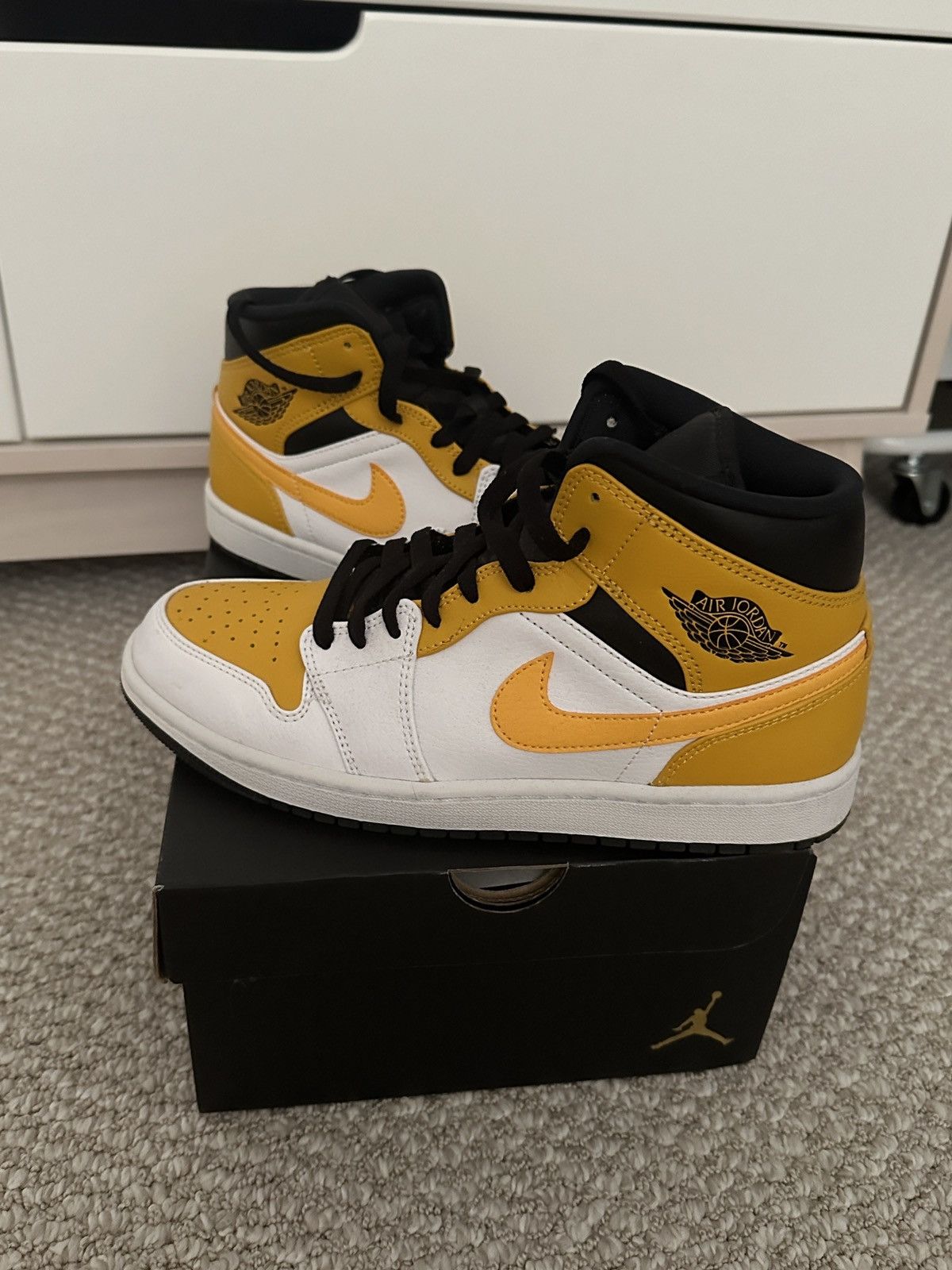 Nike Nike jordan 1 mid sz 8.5 Size US 8.5 / EU 41-42 - 1 Thumbnail