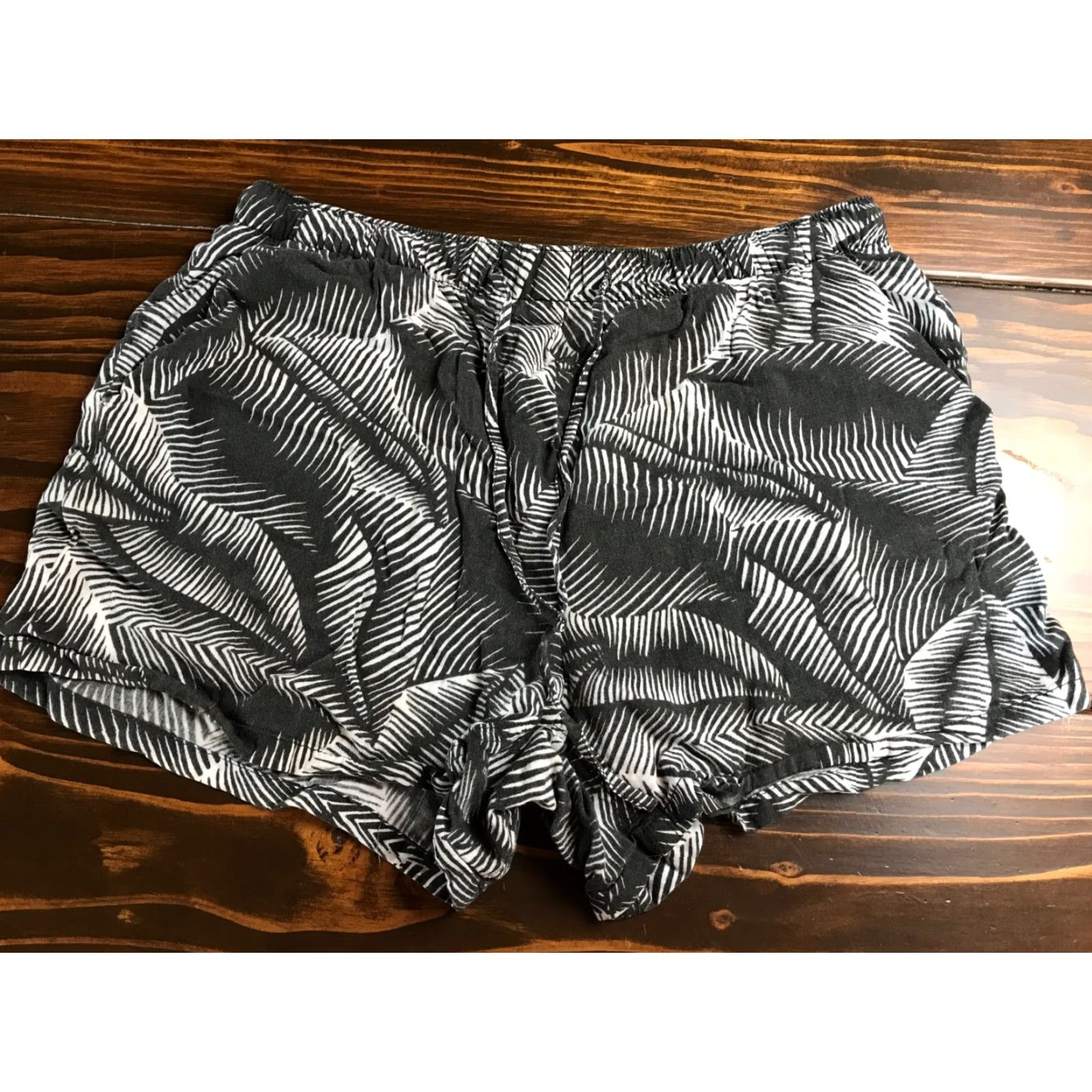 Gap Gap Shorts Women M Black Leaves Lounge Drawstring Sleep Shorts Size ONE SIZE - 2 Thumbnail