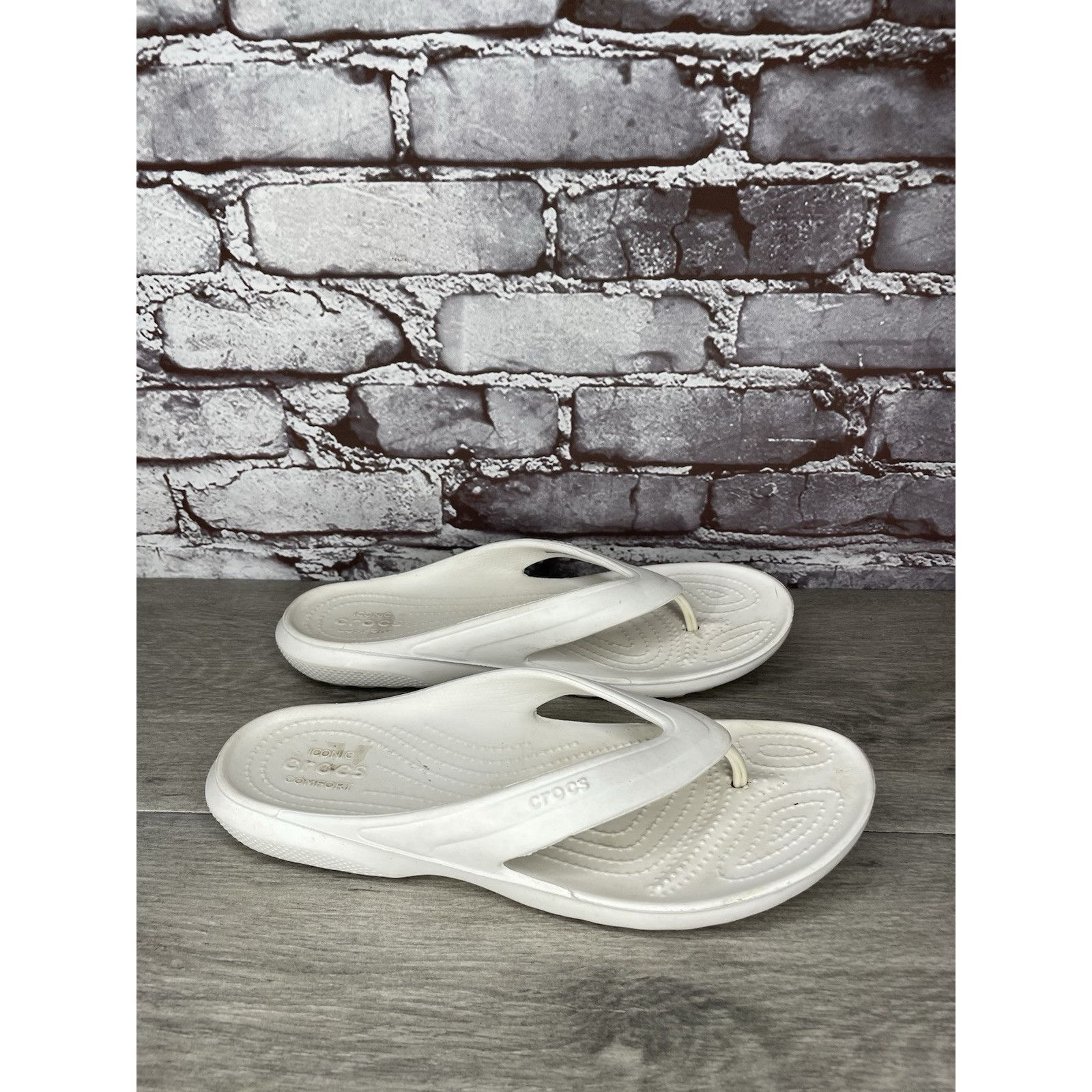Crocs Crocs Iconic Comfort White Rubber Classic Thong Sandals Wome Size US 10 / IT 40 - 3 Thumbnail