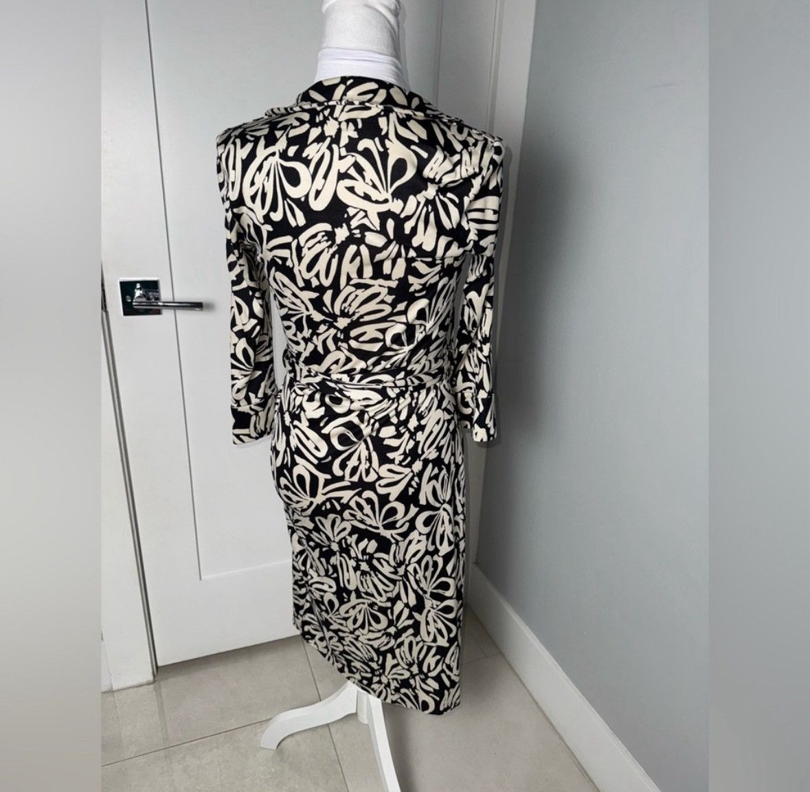 Diane von Furstenberg DIANE Von Furstenberg Julian Silk Wrap Dress/Size 4 Size S / US 4 / IT 40 - 6 Thumbnail
