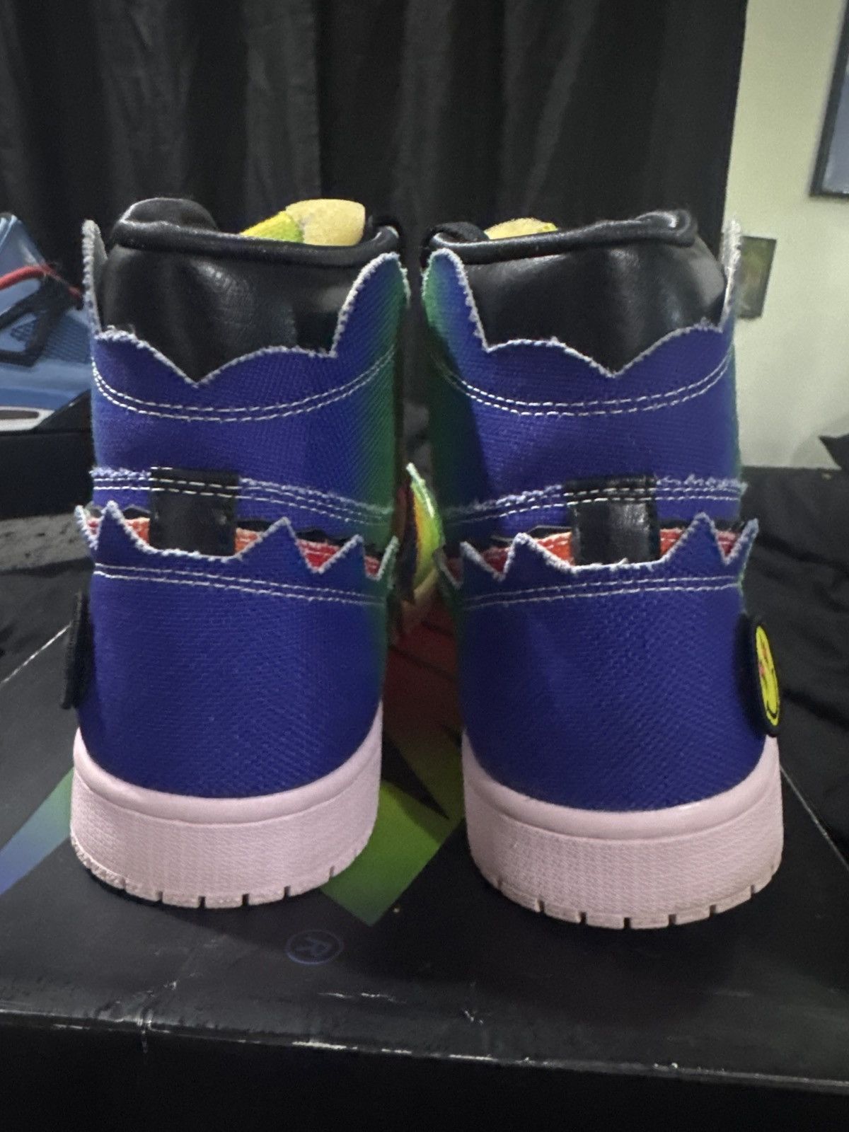 J Balvin × Jordan Brand Jordan 1 j balvin Size US 10.5 / EU 43-44 - 6 Thumbnail