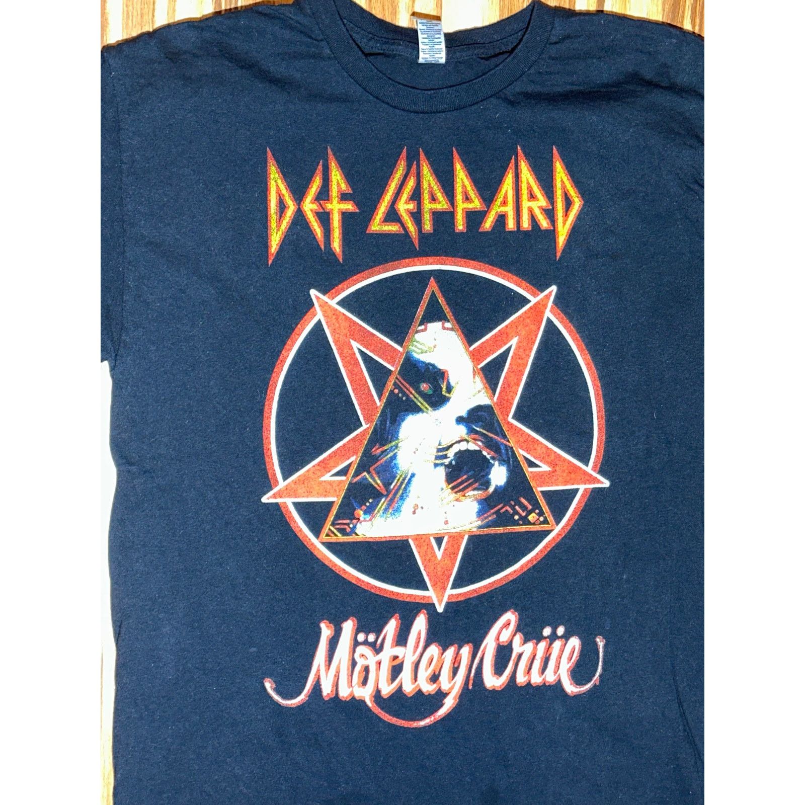 Def Leppard Def Leopard X Motley Crew Poison 2022 Tour Tshirt Size Large Size US L / EU 52-54 / 3 - 3 Thumbnail