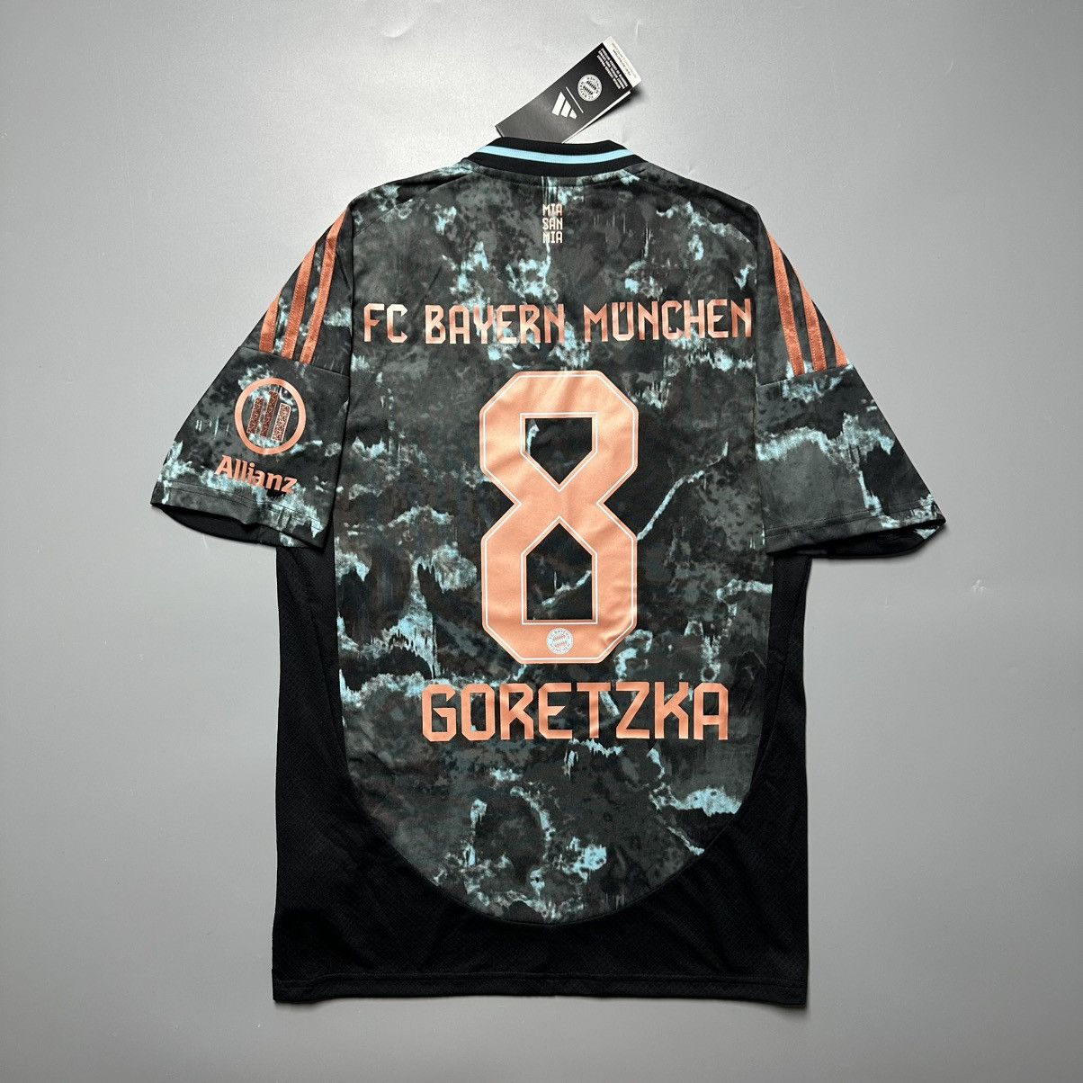 Vintage BAYERN ADIDAS 2024/2025 FOOTBALL AWAY JERSEY #8 GORETZKA Size US S / EU 44-46 / 1 - 1 Thumbnail