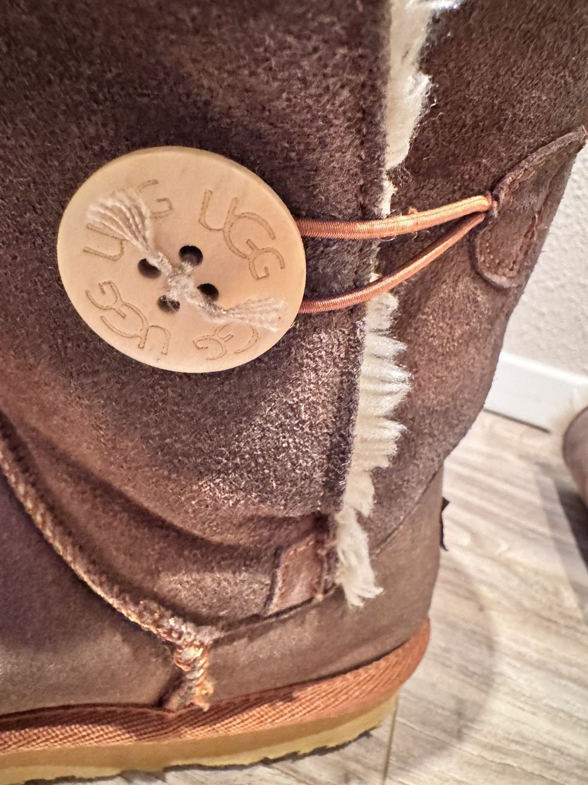 Ugg UGG 5803 Bailey Button II Sheepskin Boots Chestnut Brown Size US 9 / IT 39 - 9 Thumbnail