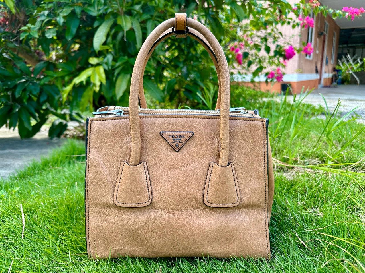 Prada Authentic Prada Glace Twin Pocket Double Handle Cammello Size ONE SIZE - 1 Thumbnail