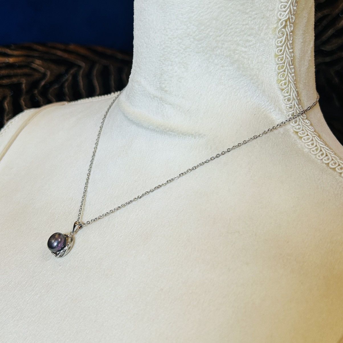 Handcrafted genuine fresh water pearl pendant necklace