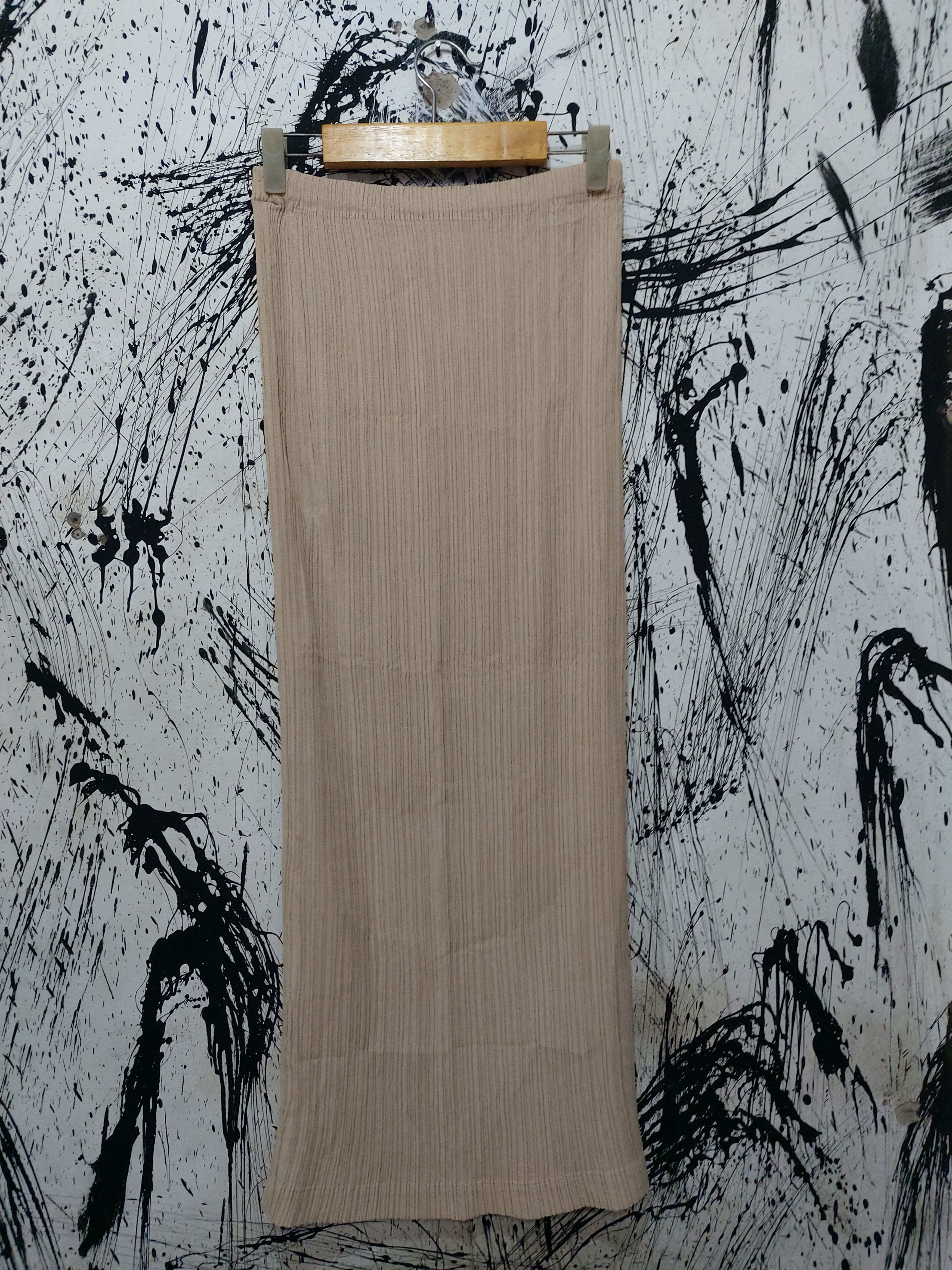 Issey Miyake ISSEY MIYAKE PLEATED BEIGE MIDI SKIRT Size 28" / US 6 / IT 42 - 1 Thumbnail