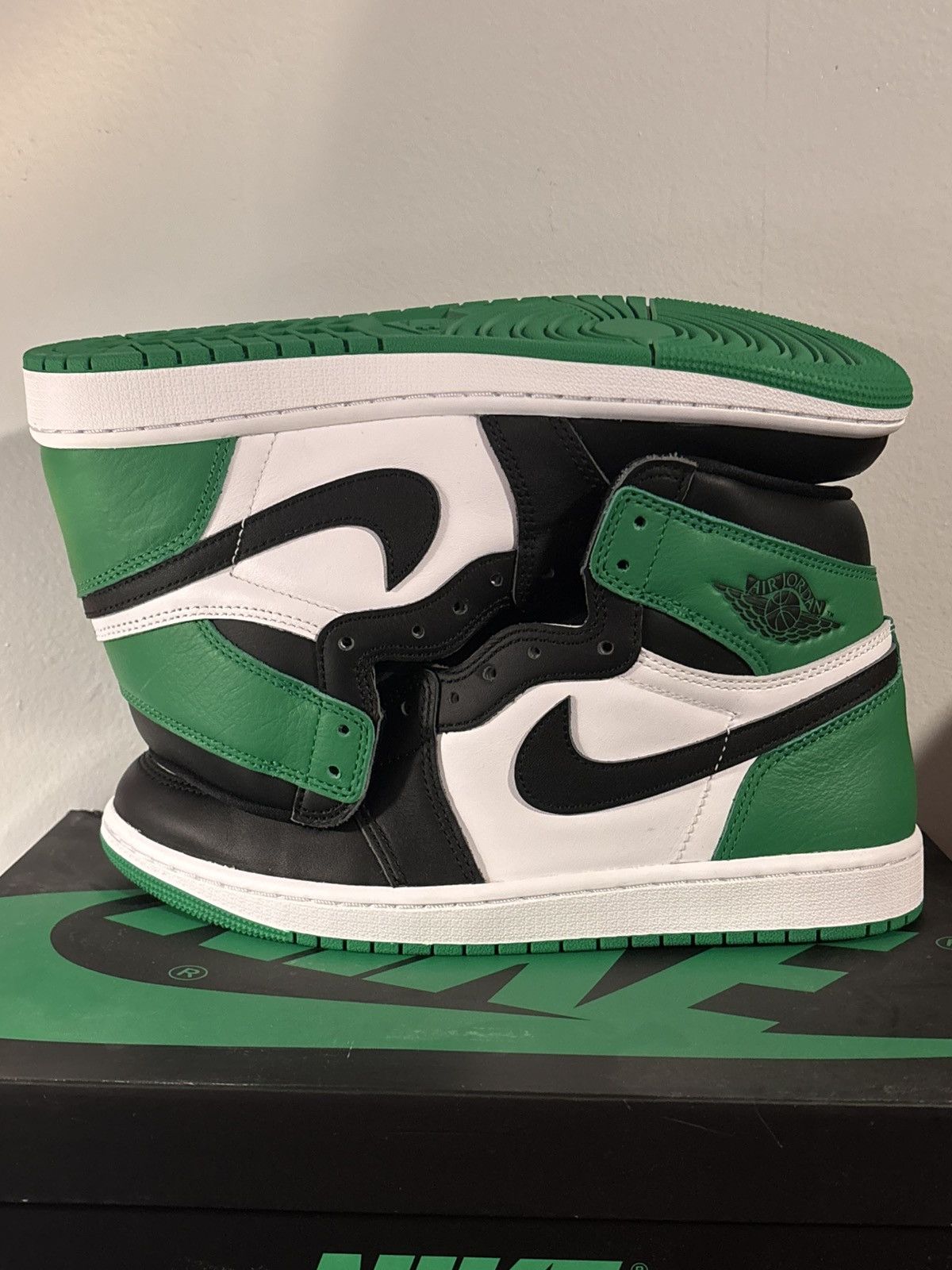 Jordan Brand Nike Air Jordan 1 Retro OG High Lucky Green Sz 9 DZ5485 031 Size US 9 / EU 42 - 1 Thumbnail