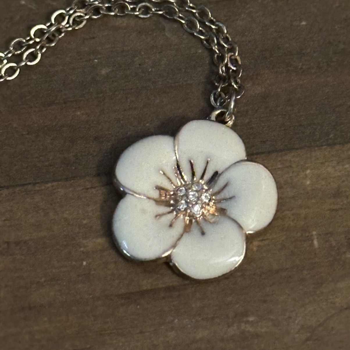Other Gold tone white enamel flower pendant necklace Size ONE SIZE - 3 Thumbnail