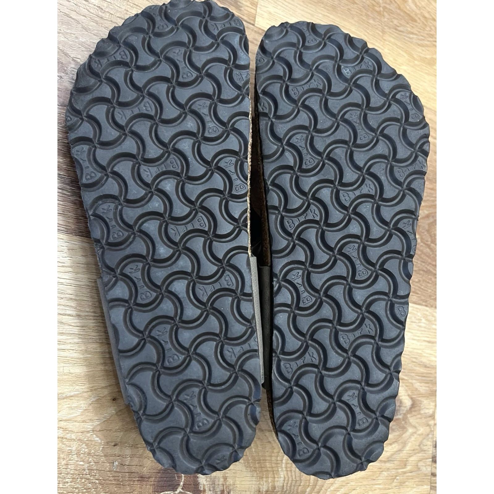 Birkenstock Birkenstock Gizeh Birko-Flor Nubuck Brown Sandal 41 8 Mens Womens Slip On Buckle Casual Summer Leather Nubuck Size ONE SIZE - 8 Thumbnail
