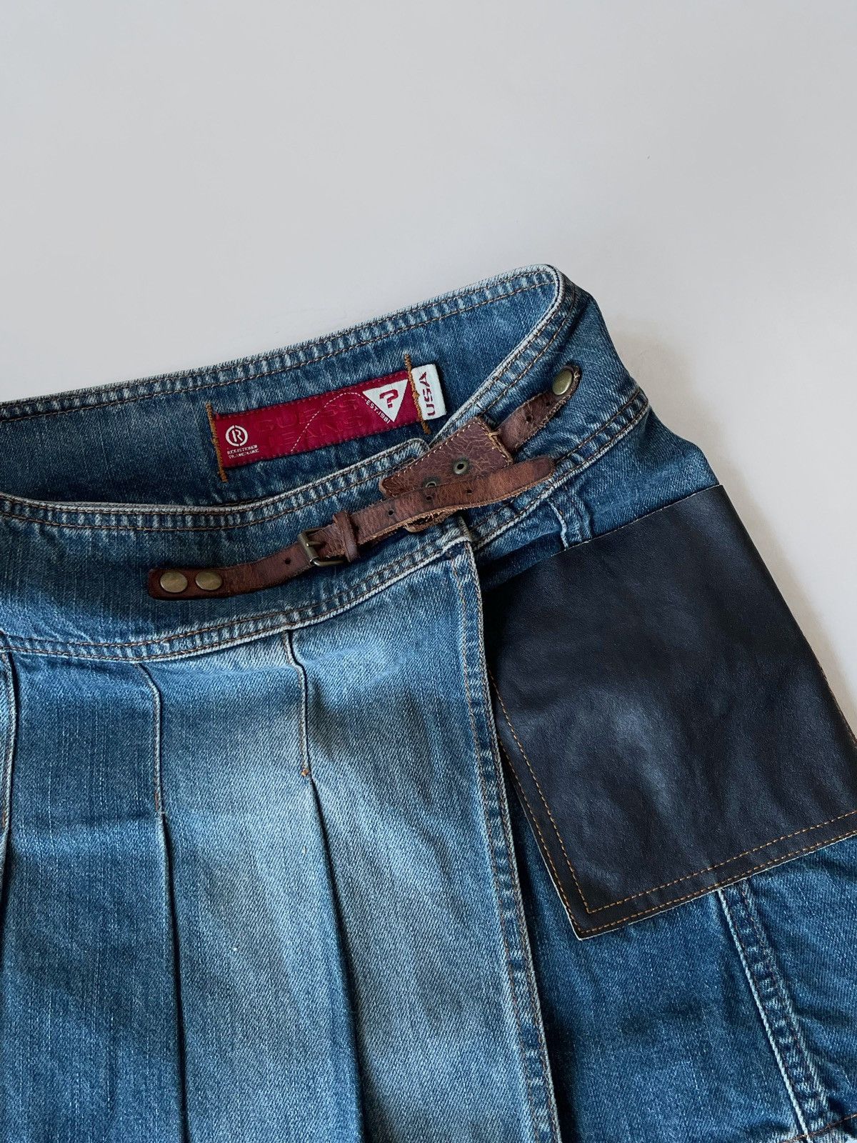 Guess Vintage Y2K Guess denim mini skirt Size 25" / US 0 / IT 36 - 4 Thumbnail