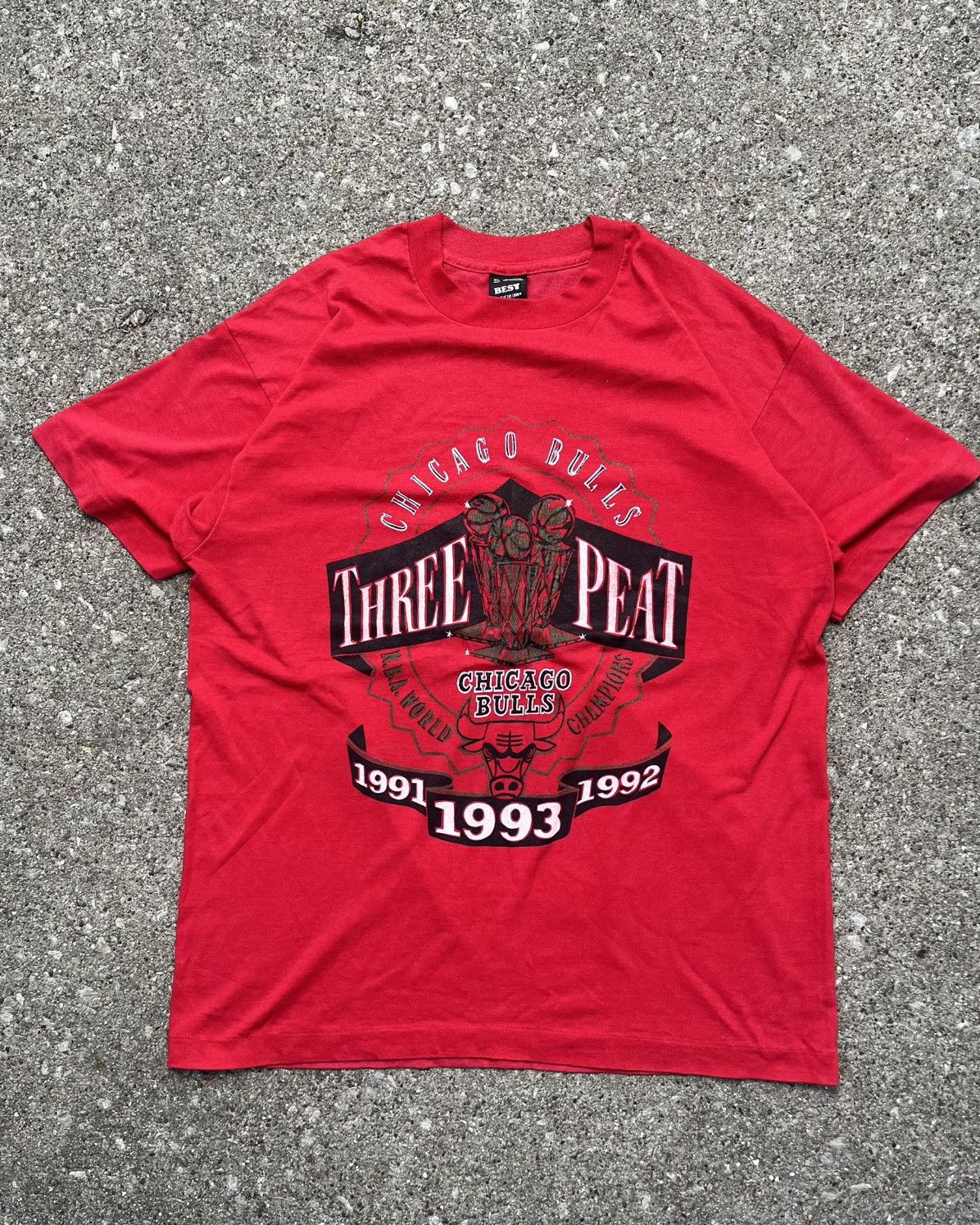NBA × Vintage Vintage Single Stitch ‘Bulls Three Peat’ Tee Size US XL / EU 56 / 4 - 1 Thumbnail