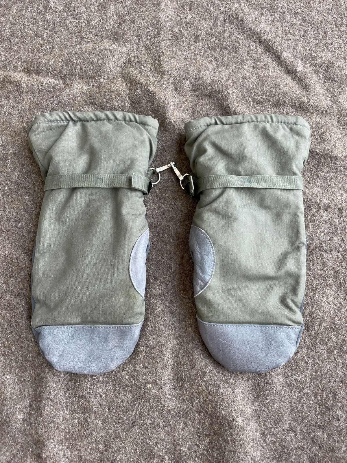 Vintage Vintage Military Gloves Size ONE SIZE - 1 Thumbnail